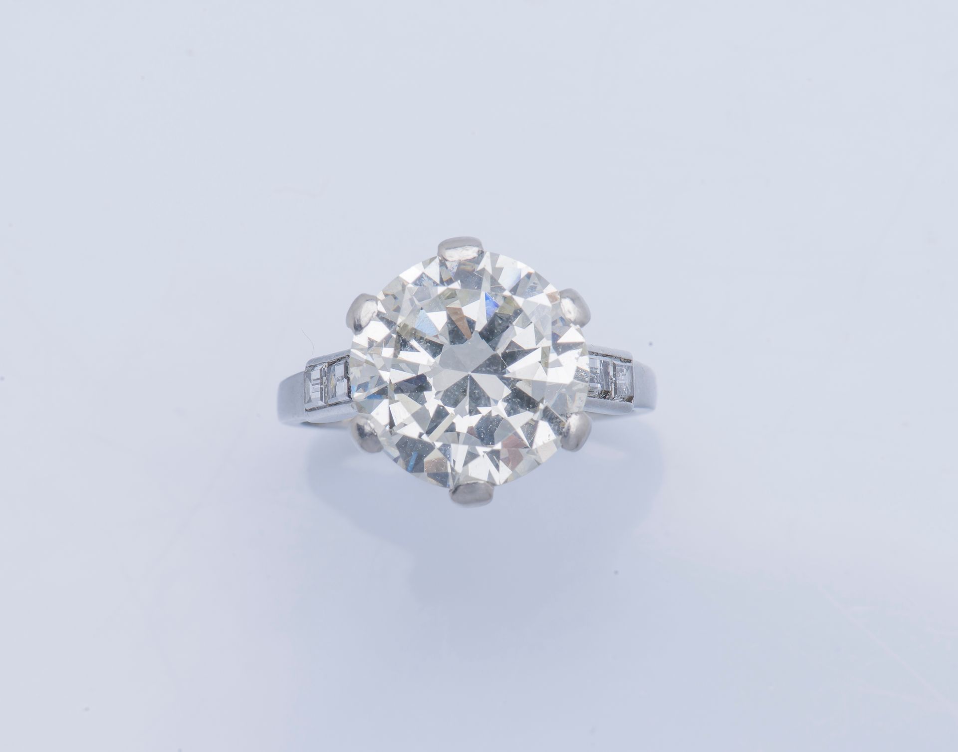 Null 一枚铂金（950‰）单钻戒指，镶嵌着一颗明亮式切割的开立方体钻石（58个刻面），重6.10克拉，K色，VVS2净度，无荧光，有6个爪子，肩上有4个长方&hellip;