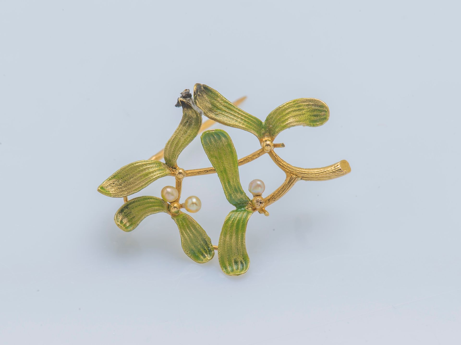 Null Broche en or jaune 18 carats (750 ‰) figurant une branche de gui rehaussée &hellip;