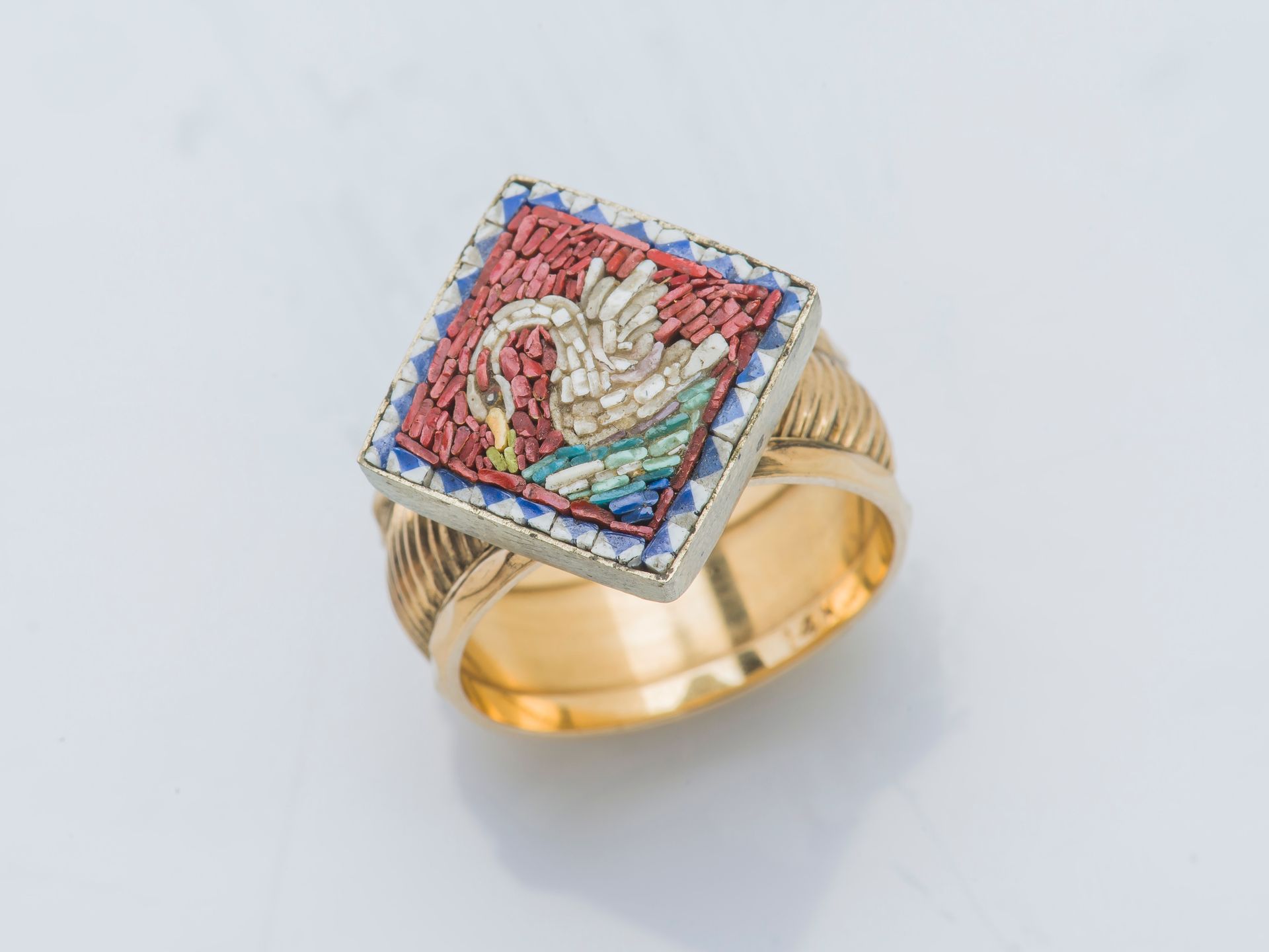 Null 18K（750‰）黄金和金属戒指，镶嵌有钻石形的微马赛克，以红底天鹅为主题。

手指大小：52 总重量：7克