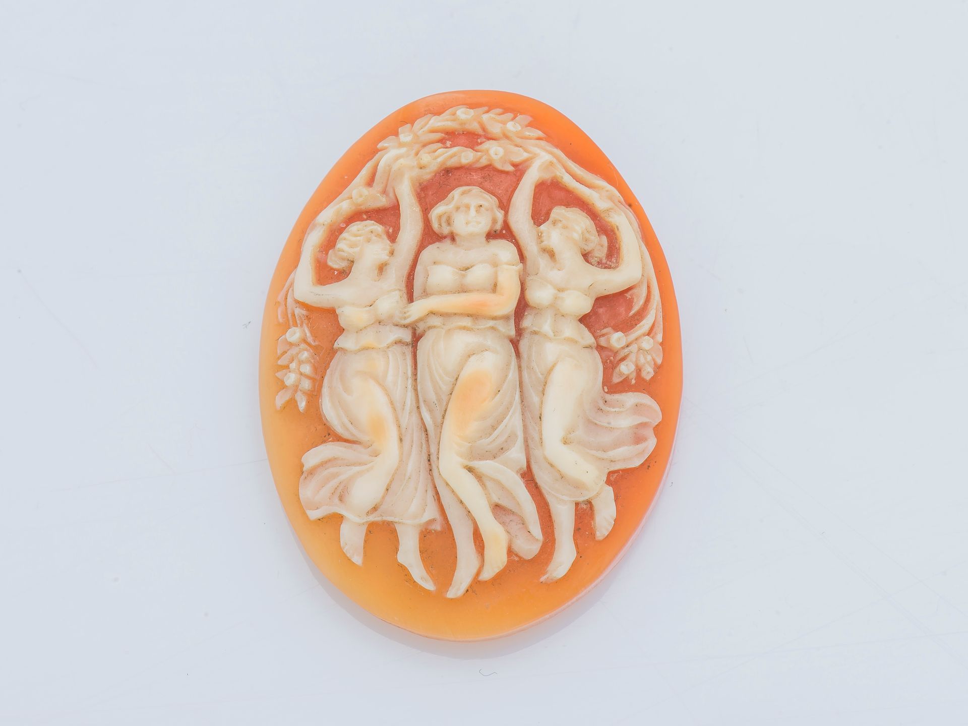 Null Oval cameo on shell representing three muses.

Height : 3,6 cm