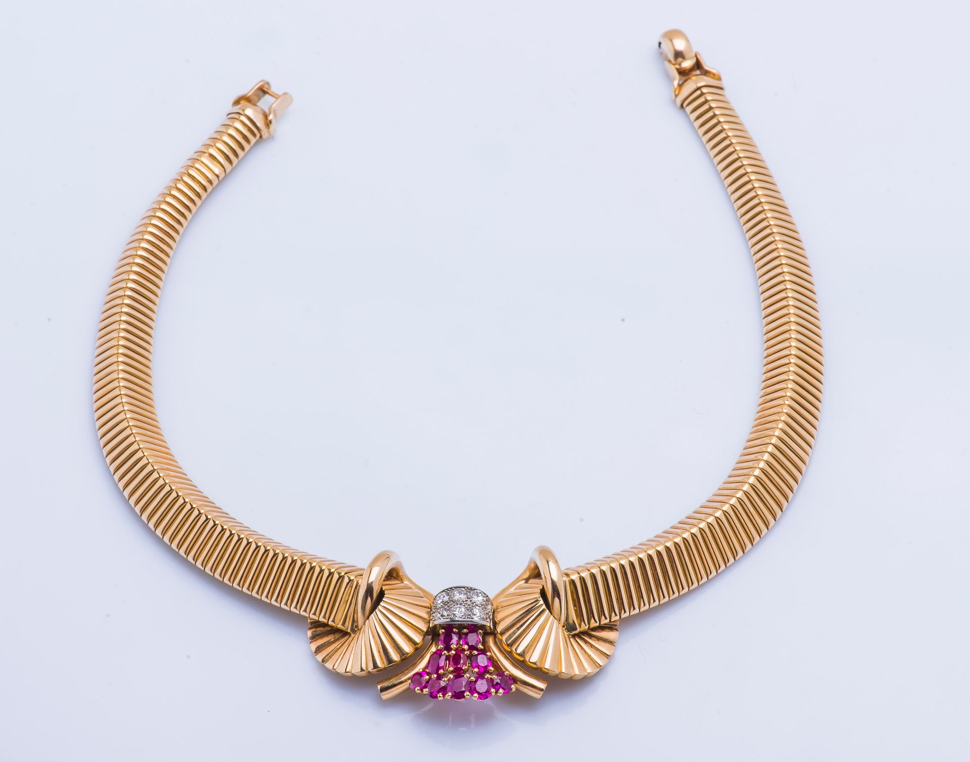 Null An 18k yellow gold (750 ‰) choker necklace, the choker formed of two cutawa&hellip;