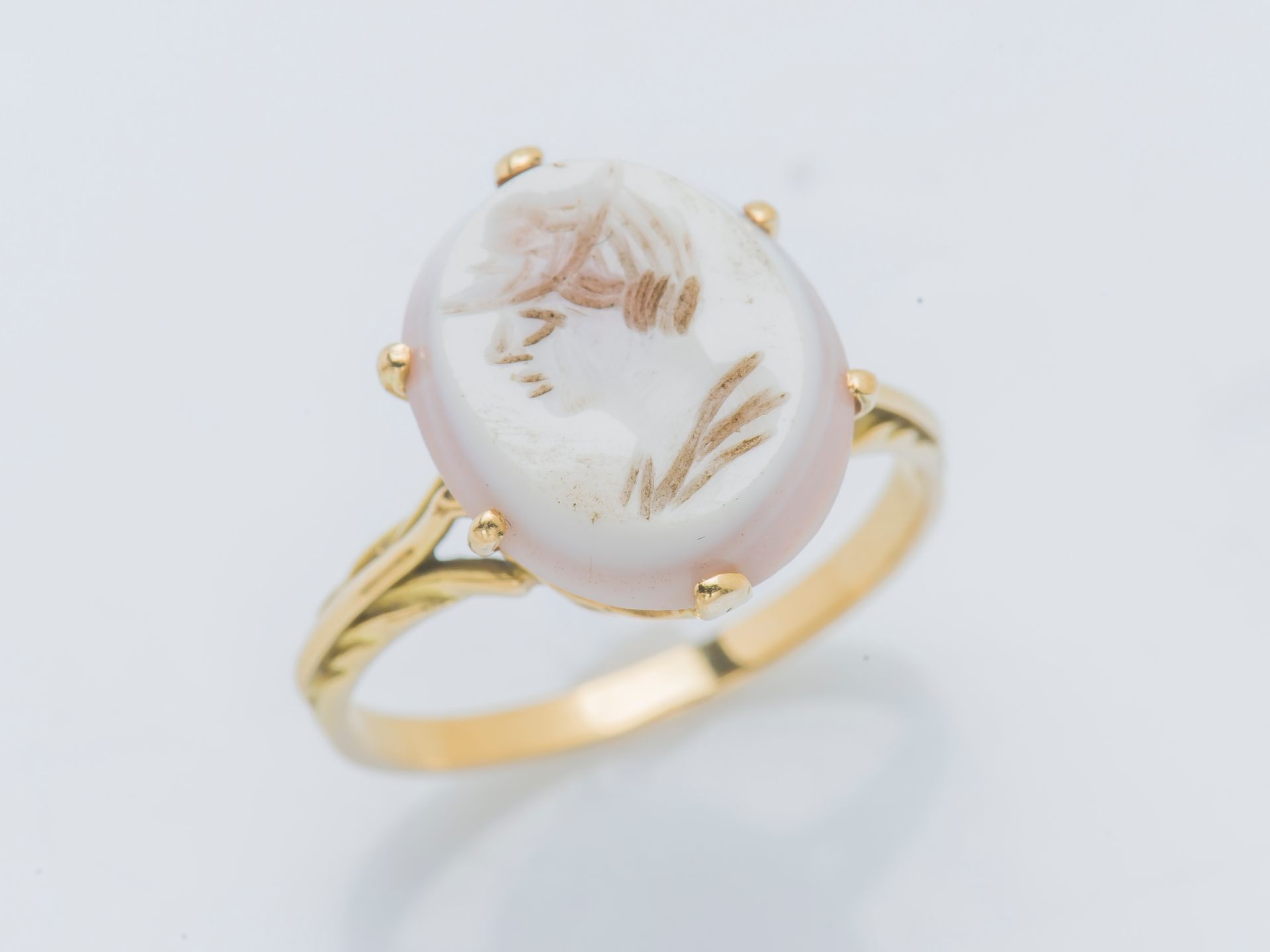 Null 一枚18克拉（750‰）的黄金戒指，上面镶嵌着乳白色玛瑙的凹刻画，描绘着一个男人的轮廓。法国作品，金匠标记不完整。

手指大小：57 总重量：3.5克