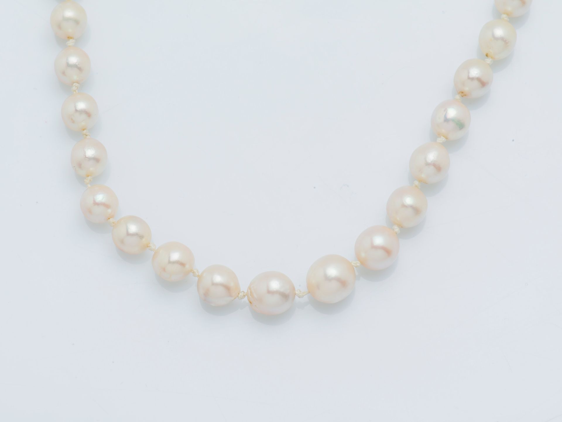 Null 
一条由一串不规则养殖珍珠组成的坠子项链，银质（835‰）和金属花扣上镶嵌着白色宝石和一颗花式珍珠（缺失）。(扩线）珍珠的直径约为7.6毫米至10毫米&hellip;