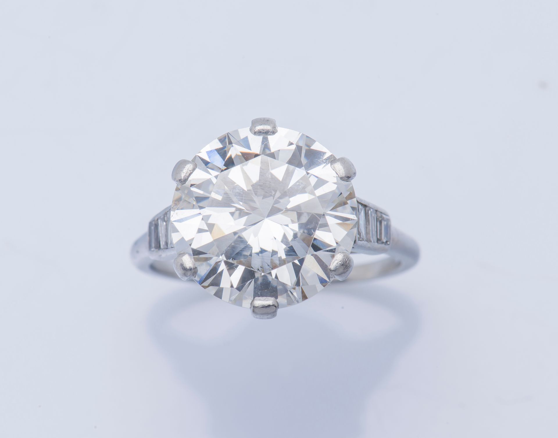 Null 铂金(950‰)单钻戒指，镶有一颗明亮式切割的敞开式圆盘钻石(58个刻面)，重6.82克拉，H色，VS2净度，无荧光，镶有6个爪子，肩上有6颗长方形钻&hellip;