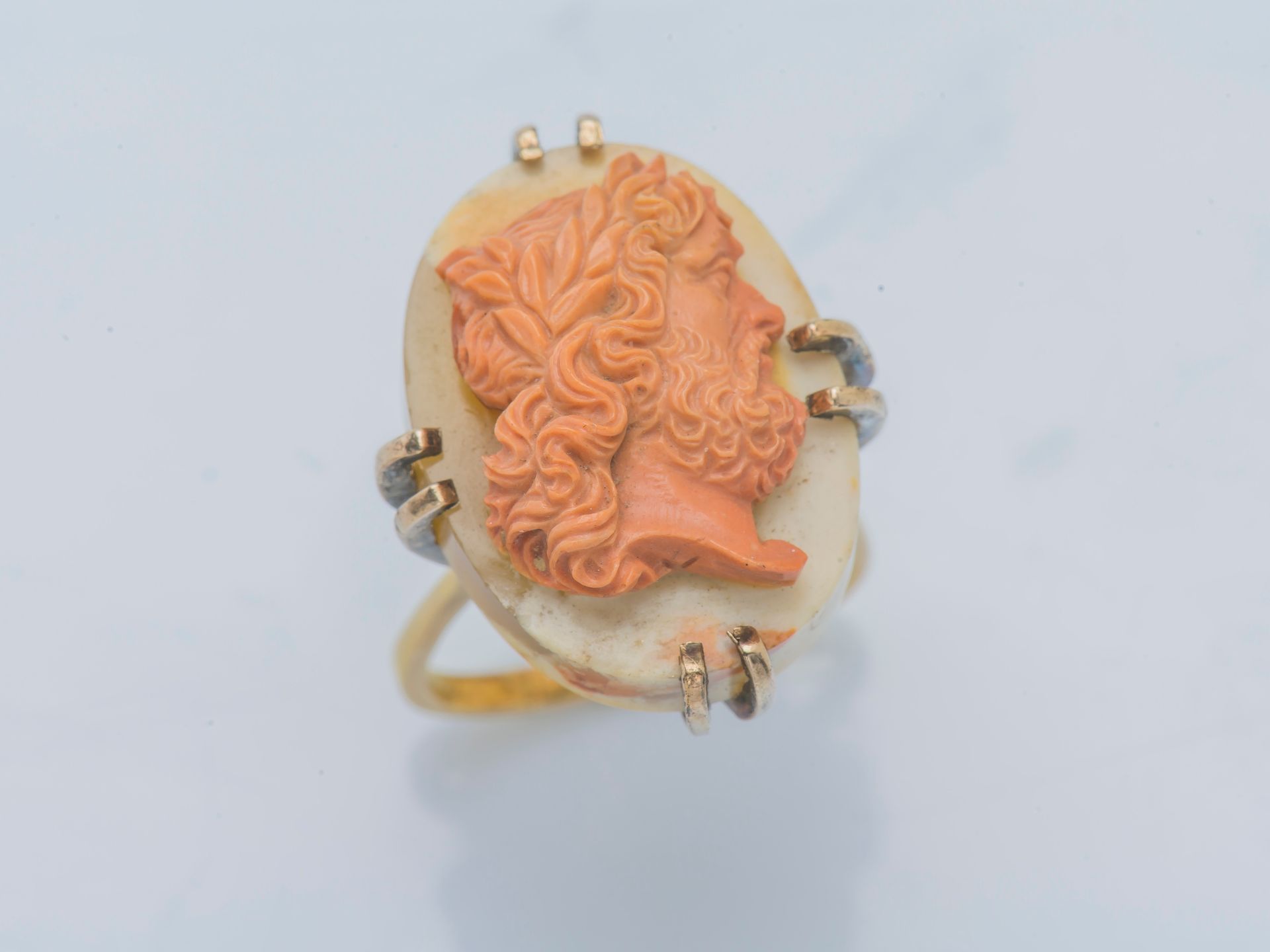 Null Important 9-carat yellow gold ring (375 ‰) adorned with a cameo on agate de&hellip;