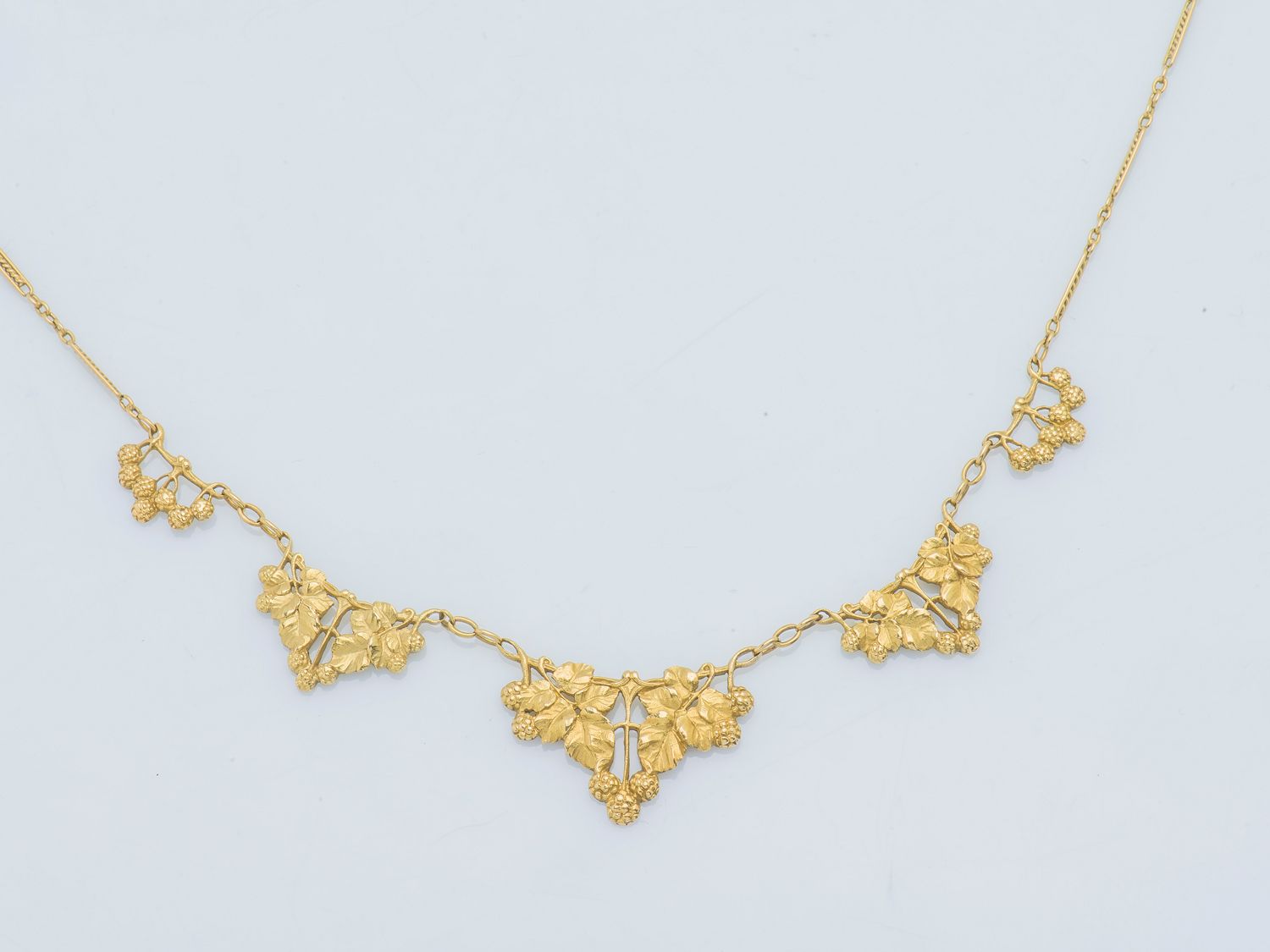 Null 一条18K黄金（750‰）项圈，上面装饰着微微飘落的覆盆子花环。法国作品，19世纪。

长度：41.5厘米 毛重：14.1克。