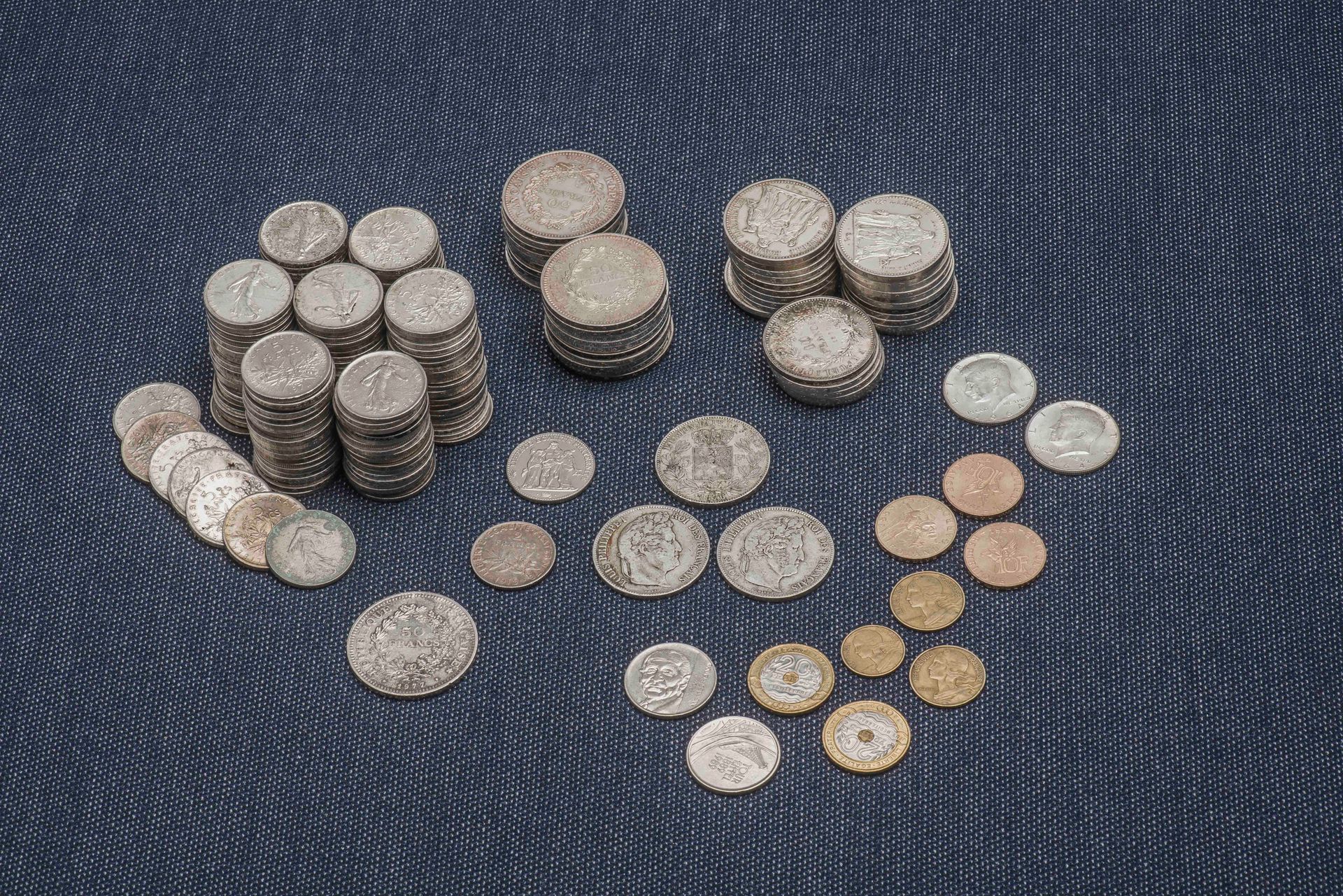 一批银币包括：21枚50法郎的海格力斯硬币，27枚10法郎的海格力斯硬币 
