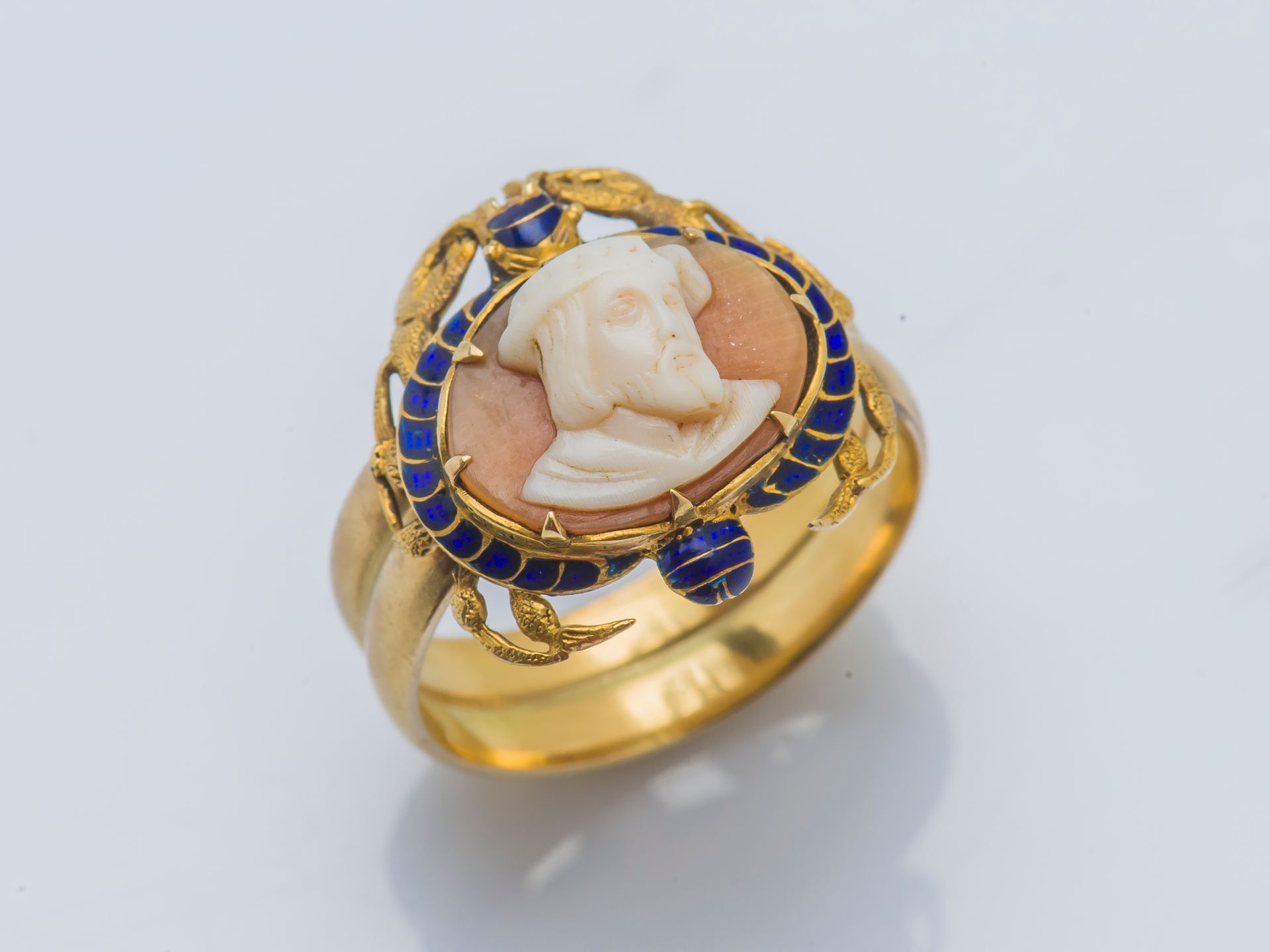 Null 一枚18K（750‰）黄金戒指，表圈描绘了一只用蓝色珐琅强化的螃蟹，外壳上装饰着红玉髓上的浮雕，描绘了一幅文艺复兴时期的男子画像。

手指大小：57/&hellip;