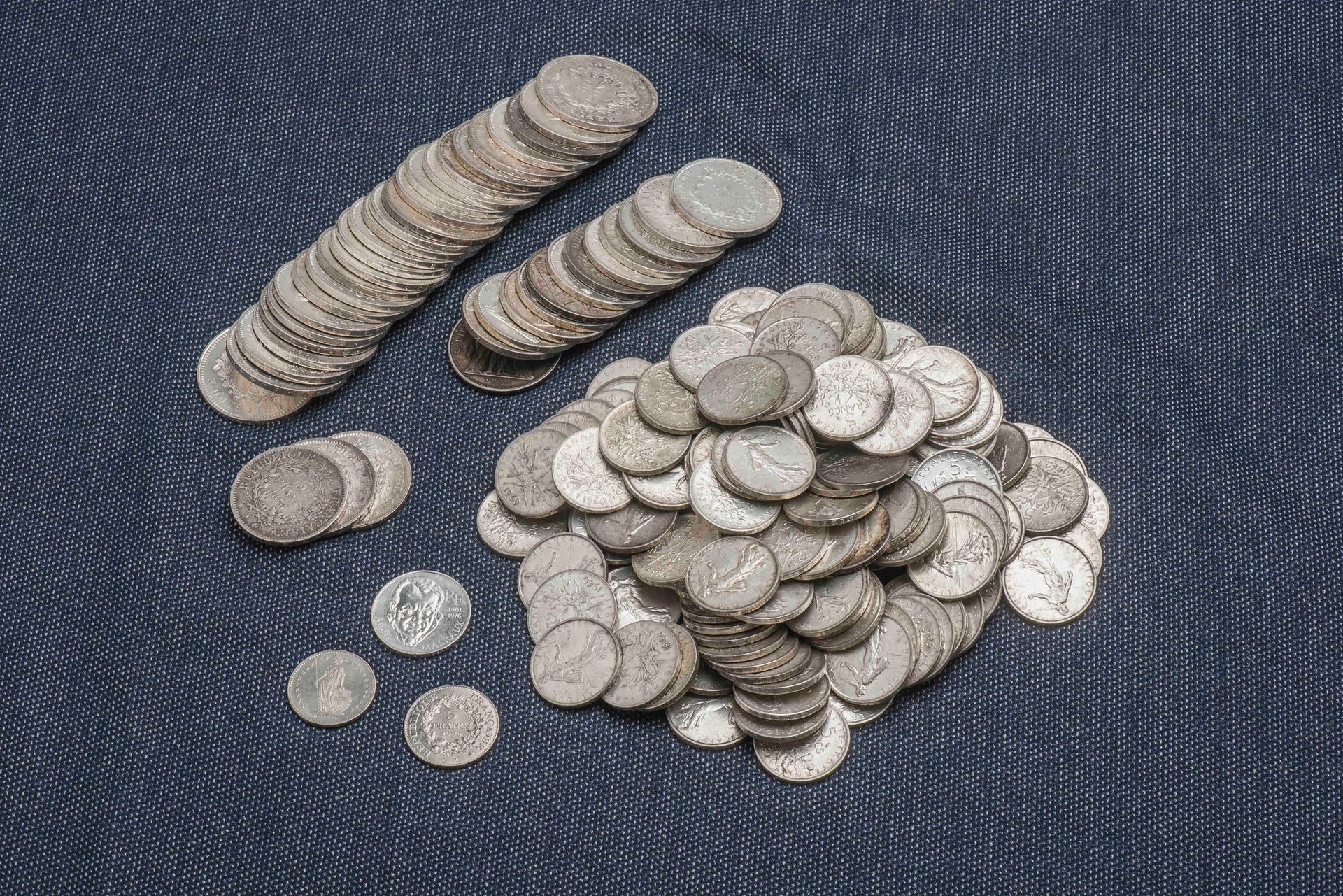 Null Lote de monedas de plata que incluye: 1 moneda conmemorativa de 100 francos&hellip;