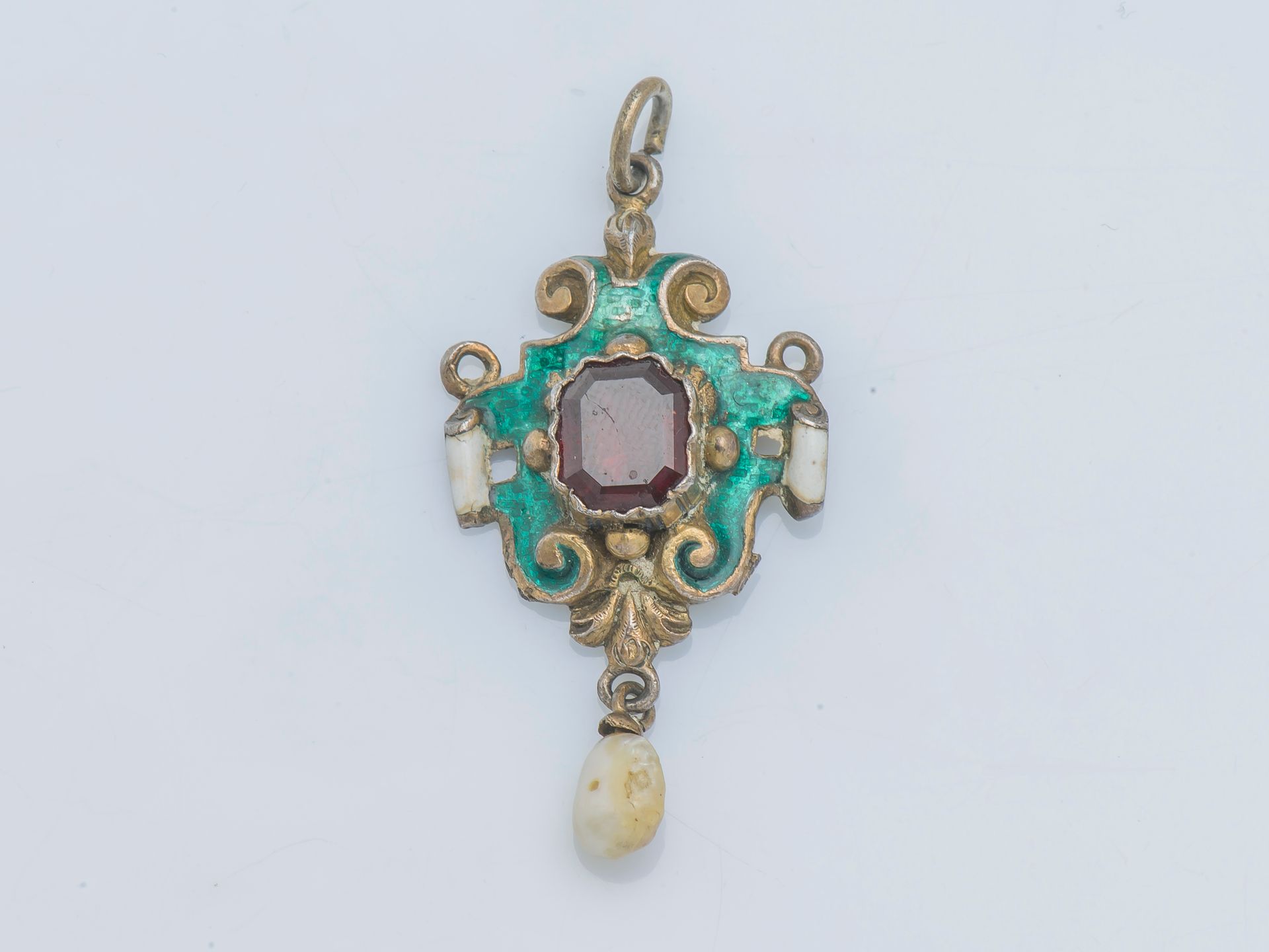 Null 一个新文艺复兴时期的银吊坠（800‰），在一个用绿色珐琅强化的卷轴皮纹的卡口中镶嵌了一颗石榴石，在流苏中握着一颗珍珠。19世纪。

高度 : 4,7 &hellip;
