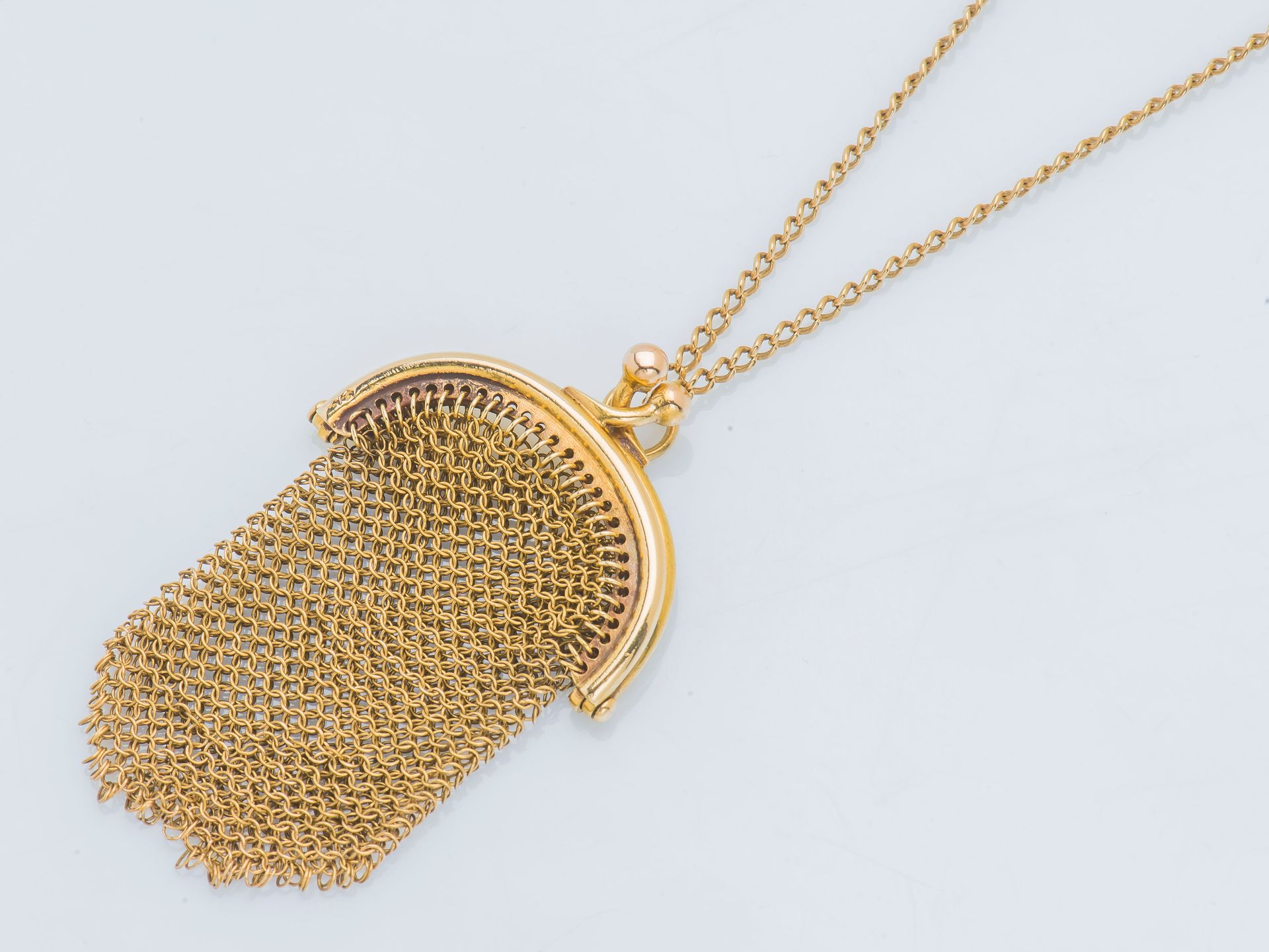 Null Chain and small purse in 18K yellow gold mesh (750 ‰). French work.

Around&hellip;