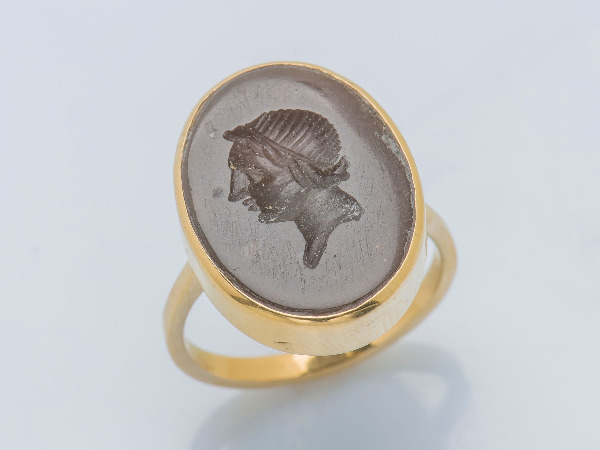 Null 一枚18克拉（750‰）的黄金戒指，上面镶嵌着一个椭圆形的硬石凹雕，描绘了一个年轻人的轮廓。法国作品，金匠的标记难以辨认。

手指大小：52 毛重：4&hellip;