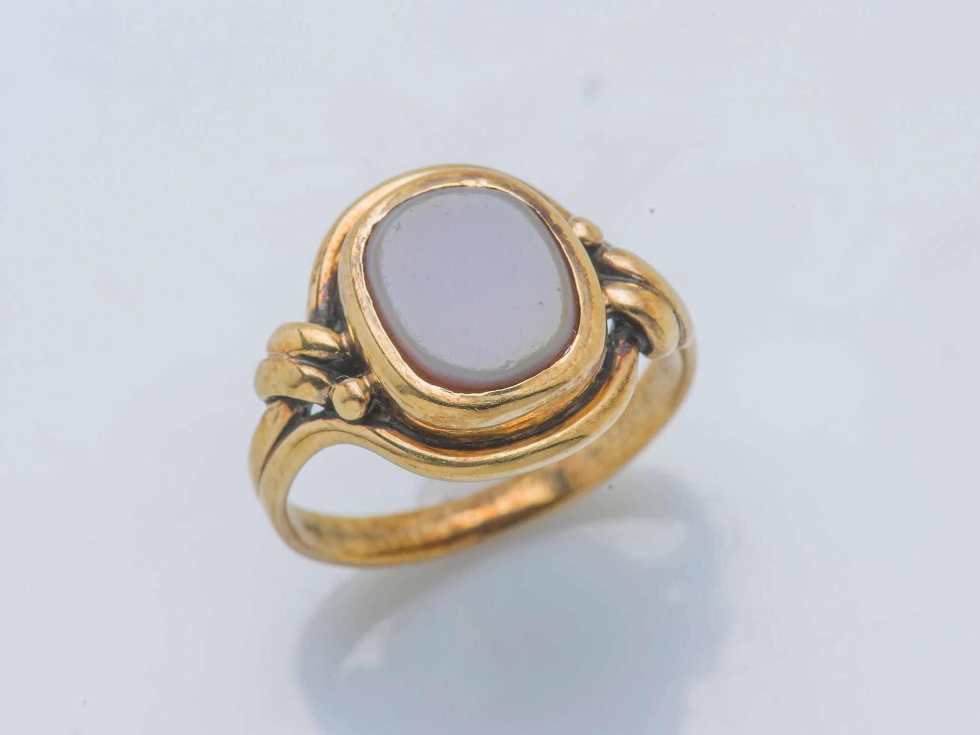 Null 14K yellow gold (585 ‰) cachet ring set with an engraving agate plaque shou&hellip;