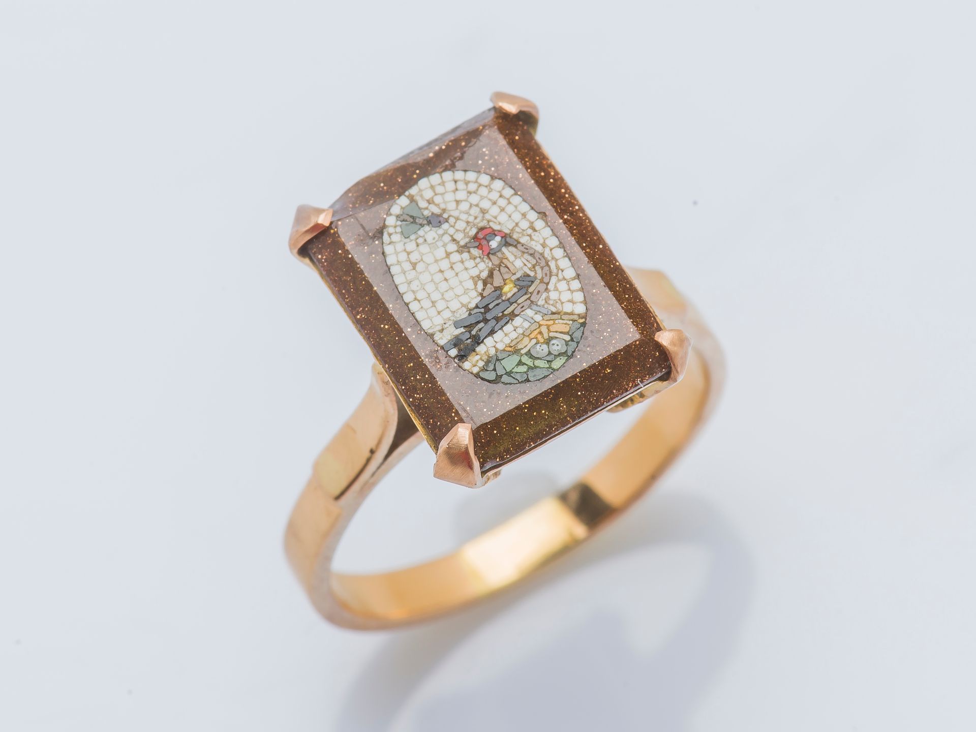 Null 18K黄金（750‰）戒指上镶嵌着一个长方形的微型马赛克，描绘着太阳花石背景上的一只鸟。

手指大小：56 总重量：4.8克