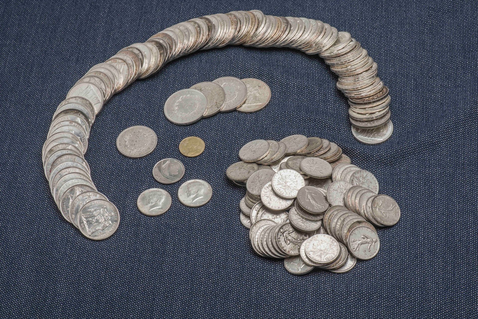 Null 一批银币包括：4枚50法郎的海格力斯硬币，76枚10法郎的海格力斯硬币，86枚5法郎的塞梅斯硬币，1枚5法郎的海格力斯硬币。

重量：3065.9克
&hellip;