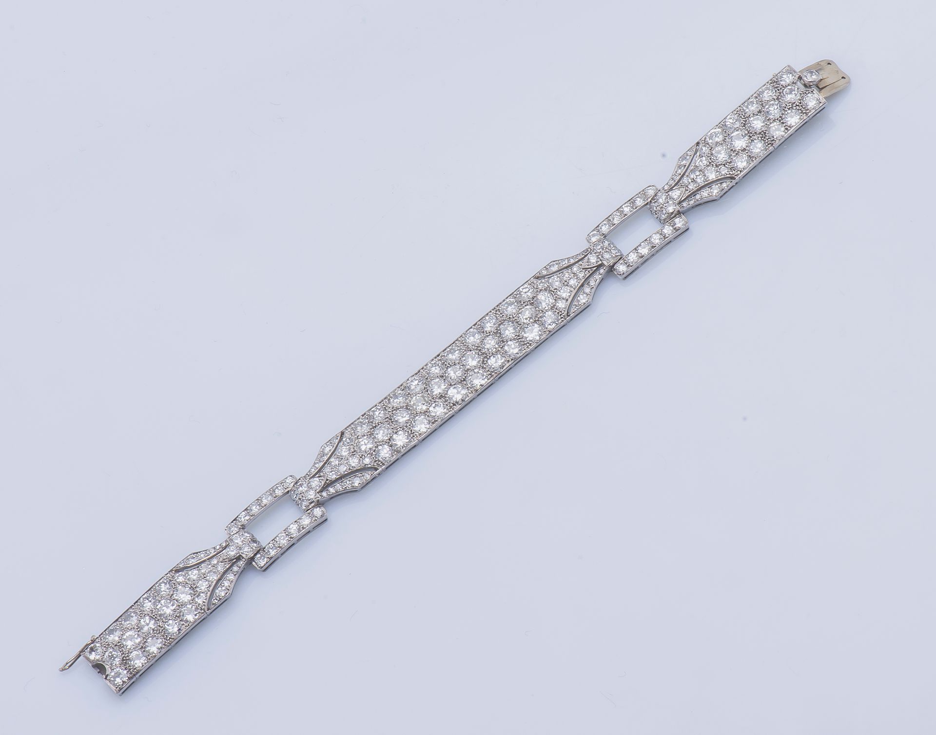 Attribué à la maison Théodule BOURDIER vers 1910 Bracelet ruban articulé en plat&hellip;