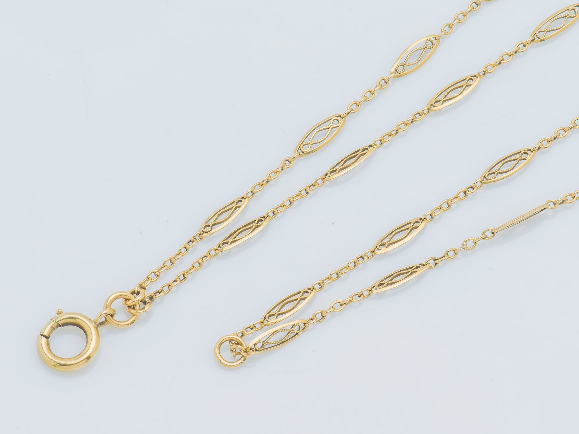 Null 18K（750‰）黄金表链，丝状的椭圆形链节穿插在一起。法国作品，金匠标记R.C.

长度 : 180 cm 毛重 : 21,8 g