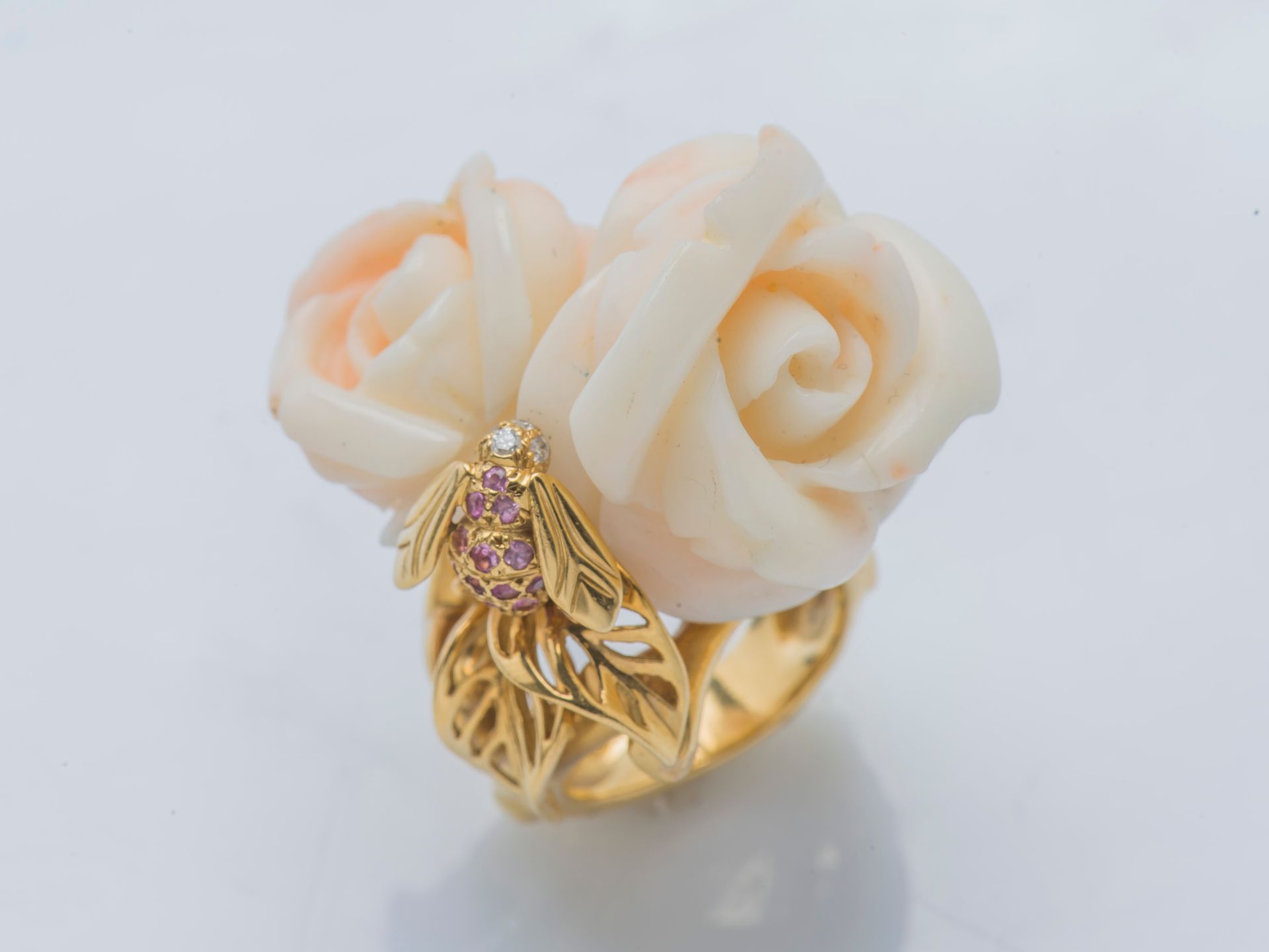 DIOR 来自Rose Dior Pré Catelan系列的18K黄金（750‰）戒指，装饰有天使皮珊瑚（珊瑚属附件II/B）雕刻的两朵玫瑰（有些碎裂），肩部&hellip;