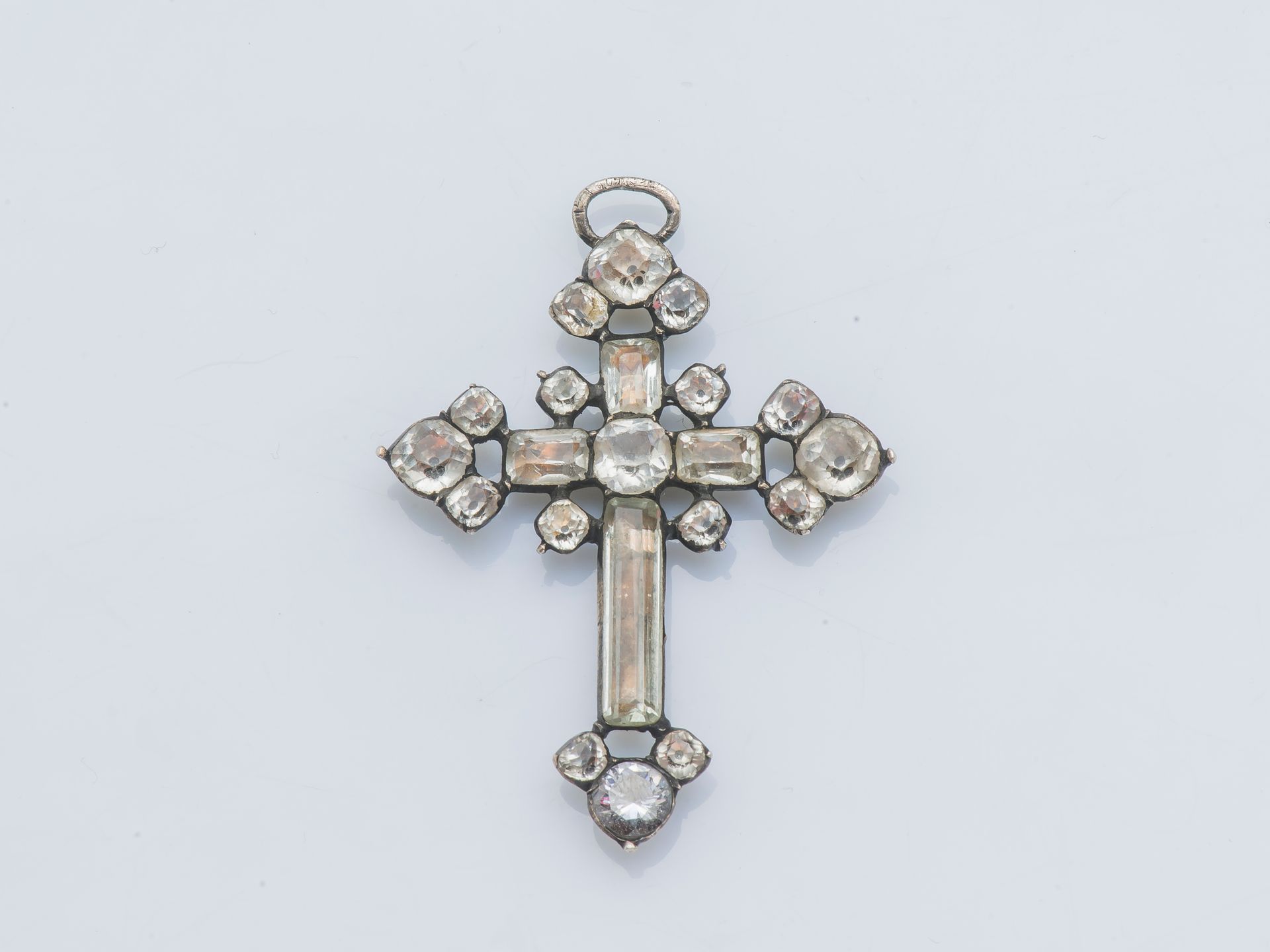 Null Kreuzanhänger aus Silber (800 ‰), verziert mit farblosen Strasssteinen.

Hö&hellip;
