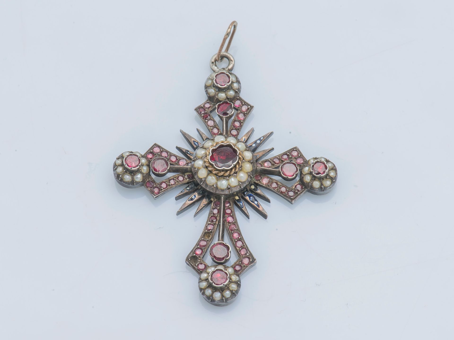 Null Silver cross pendant (800 ‰) of pattee and radiating form, cusped set with &hellip;