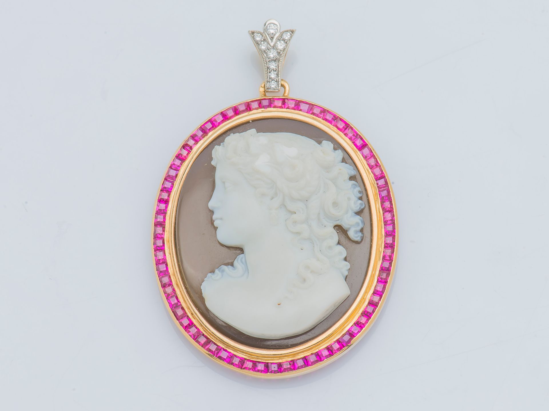 Null An 18K yellow gold (750 ‰) medallion pendant set with a large cameo on agat&hellip;