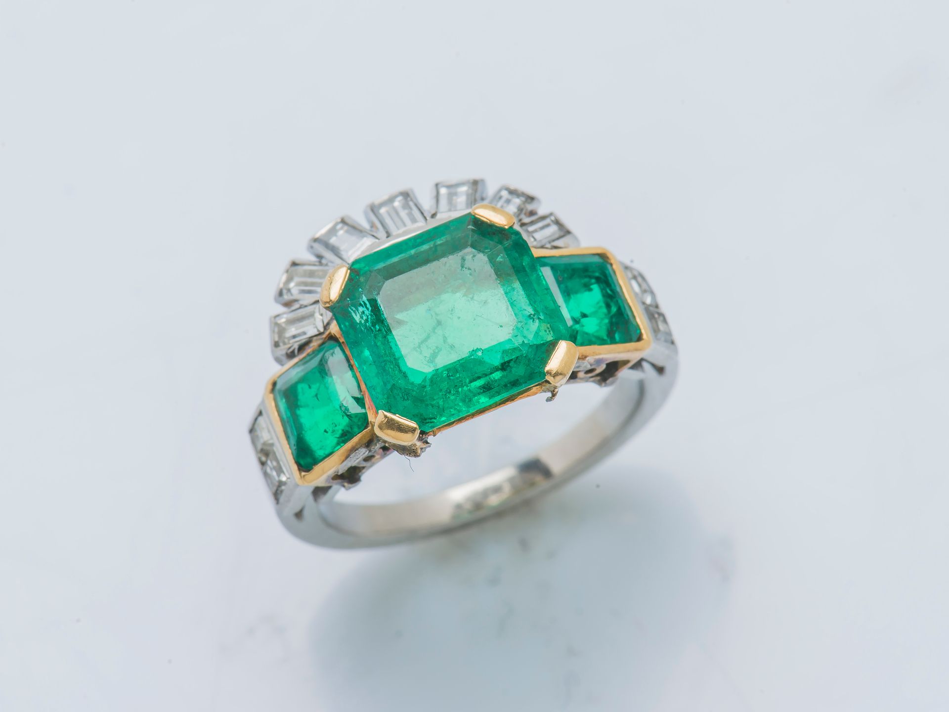 Marcel MAIRET, Paris, vers 1960. 
一枚铂金（950 ‰）和18K黄金（750 ‰）戒指，上面镶嵌着一颗方形哥伦比亚祖母绿，重约&hellip;