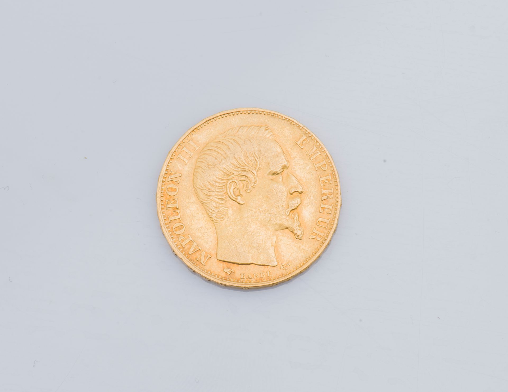 Null Une pièce de 20 francs or Napoléon III tête nue 1856.

Poids : 6,4 g