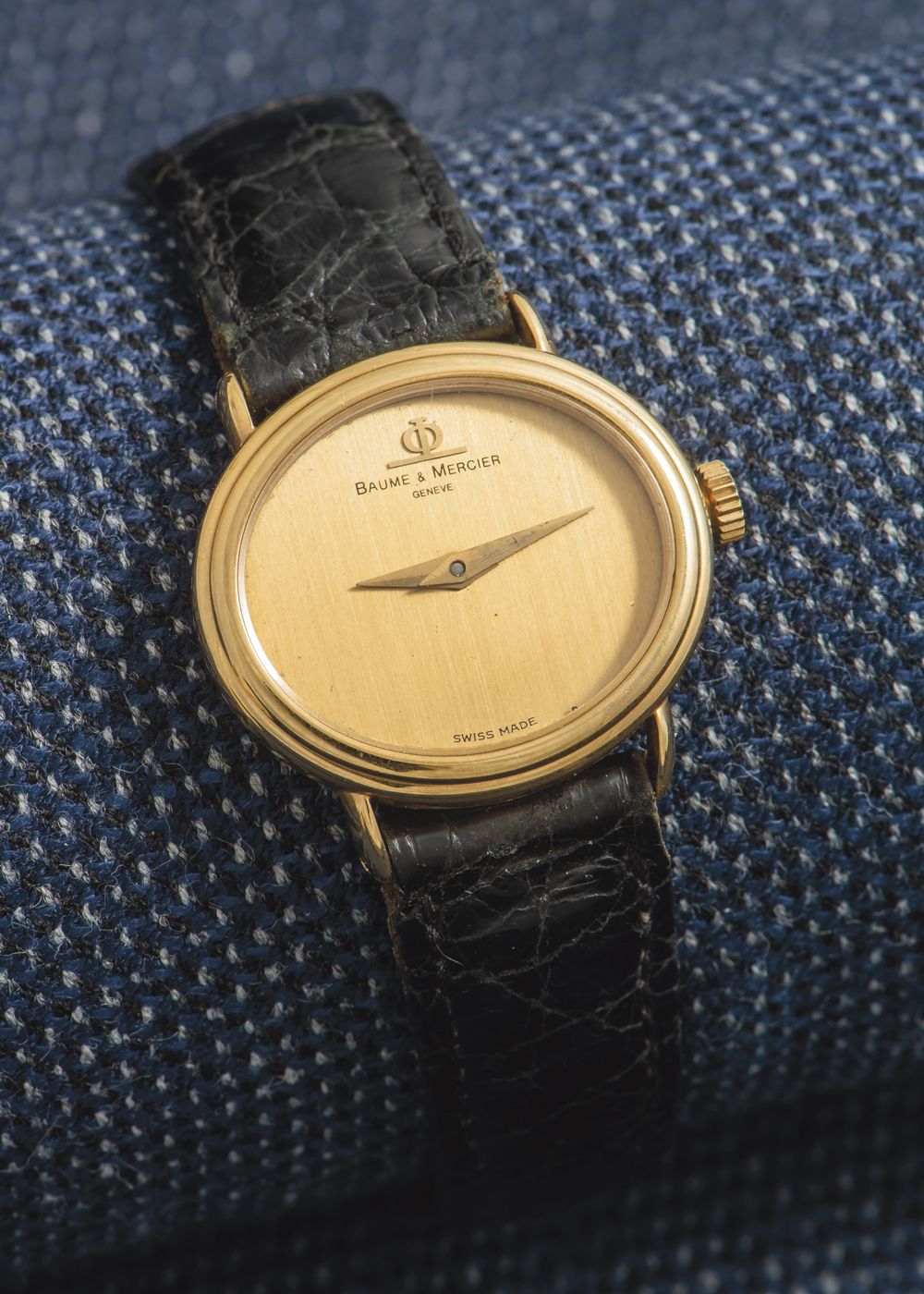 BAUME & MERCIER 18K黄金（千分之七十五）的女士手镯表，椭圆形的表壳，有两个神棍，底部有夹层，镀金表盘上有签名。皮革手镯，带金属针扣。

石英上&hellip;