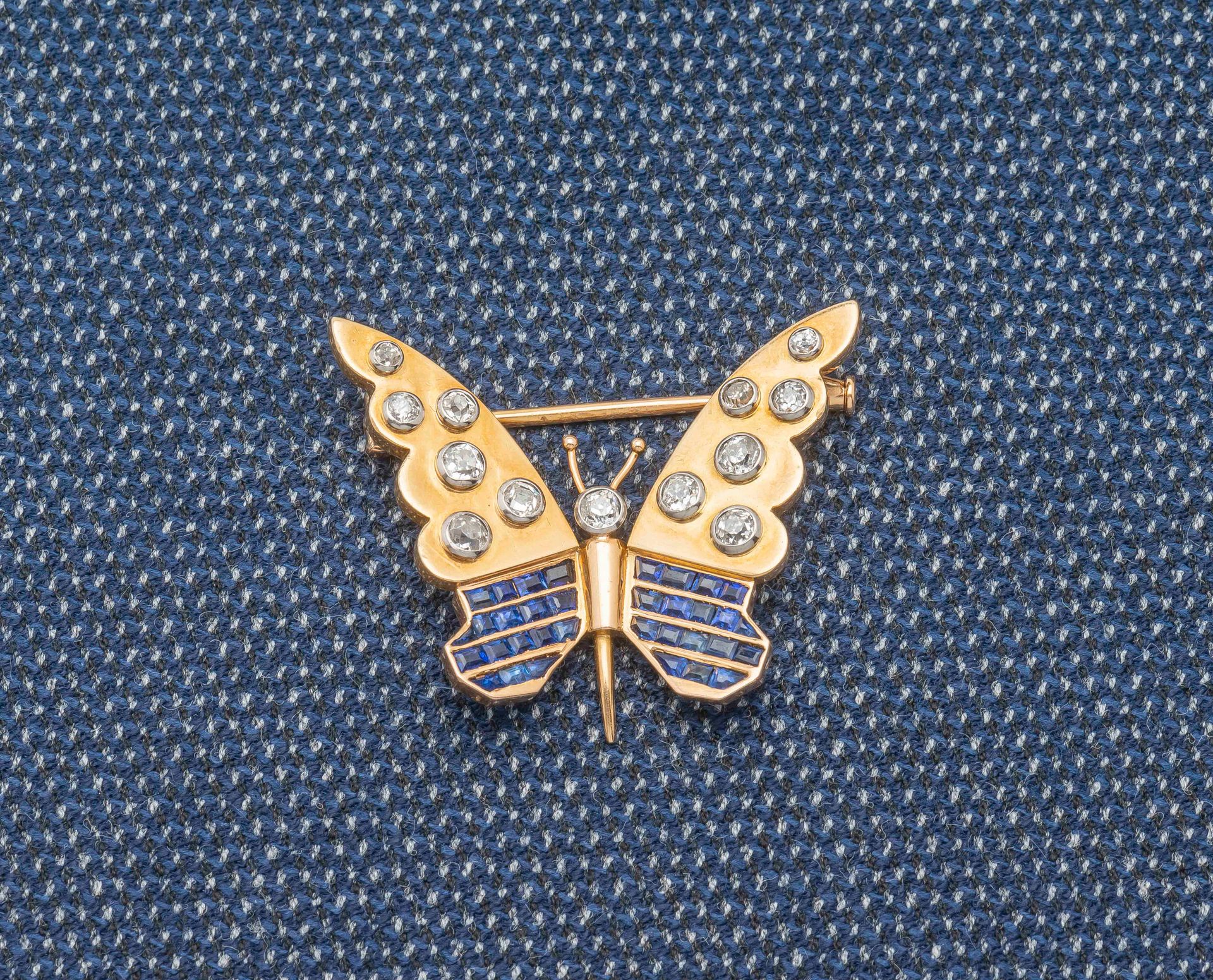 René BOIVIN, années 1950 
蝴蝶胸针，18K黄金（750‰），翅膀上装饰着封闭式的明亮式切割钻石和校准蓝宝石的尖顶线。设计者：Julie&hellip;