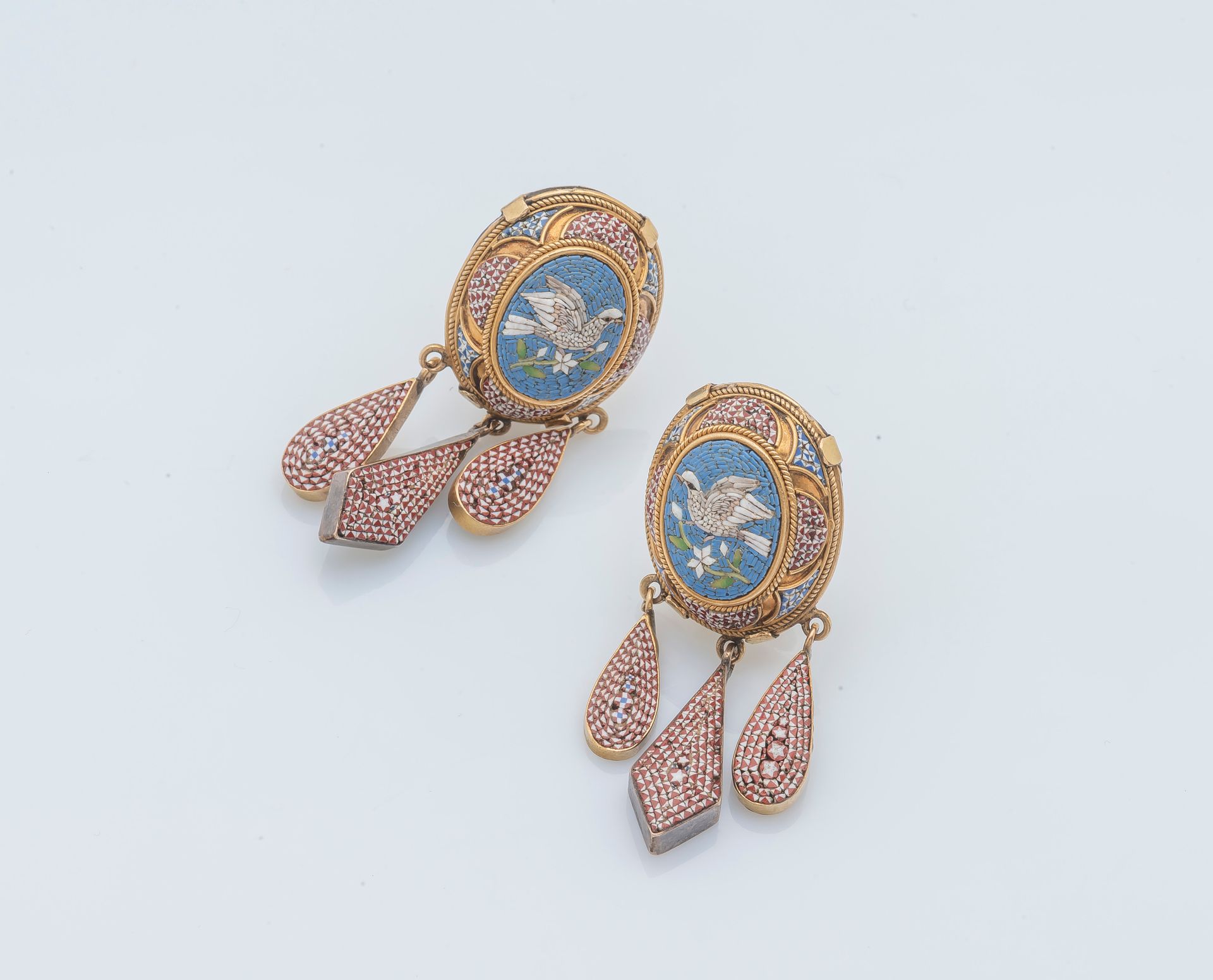 Null Pair of 18K yellow gold (750 ‰) earrings adorned with a micro-mosaic featur&hellip;