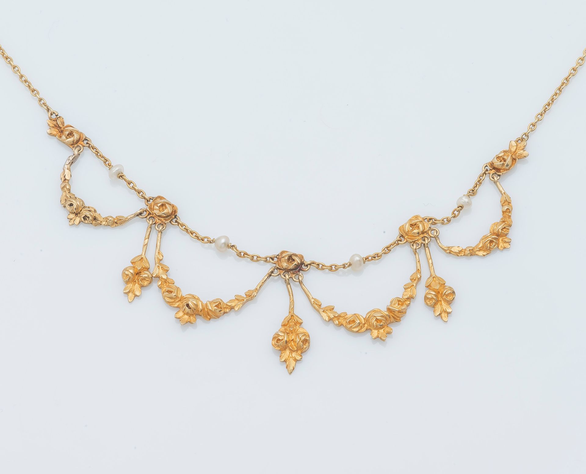 Null 18K黄金(750‰)项链项圈，饰有落地玫瑰花环，中间穿插珍珠。法国作品，19世纪。

长度：44厘米 毛重：14.7克。