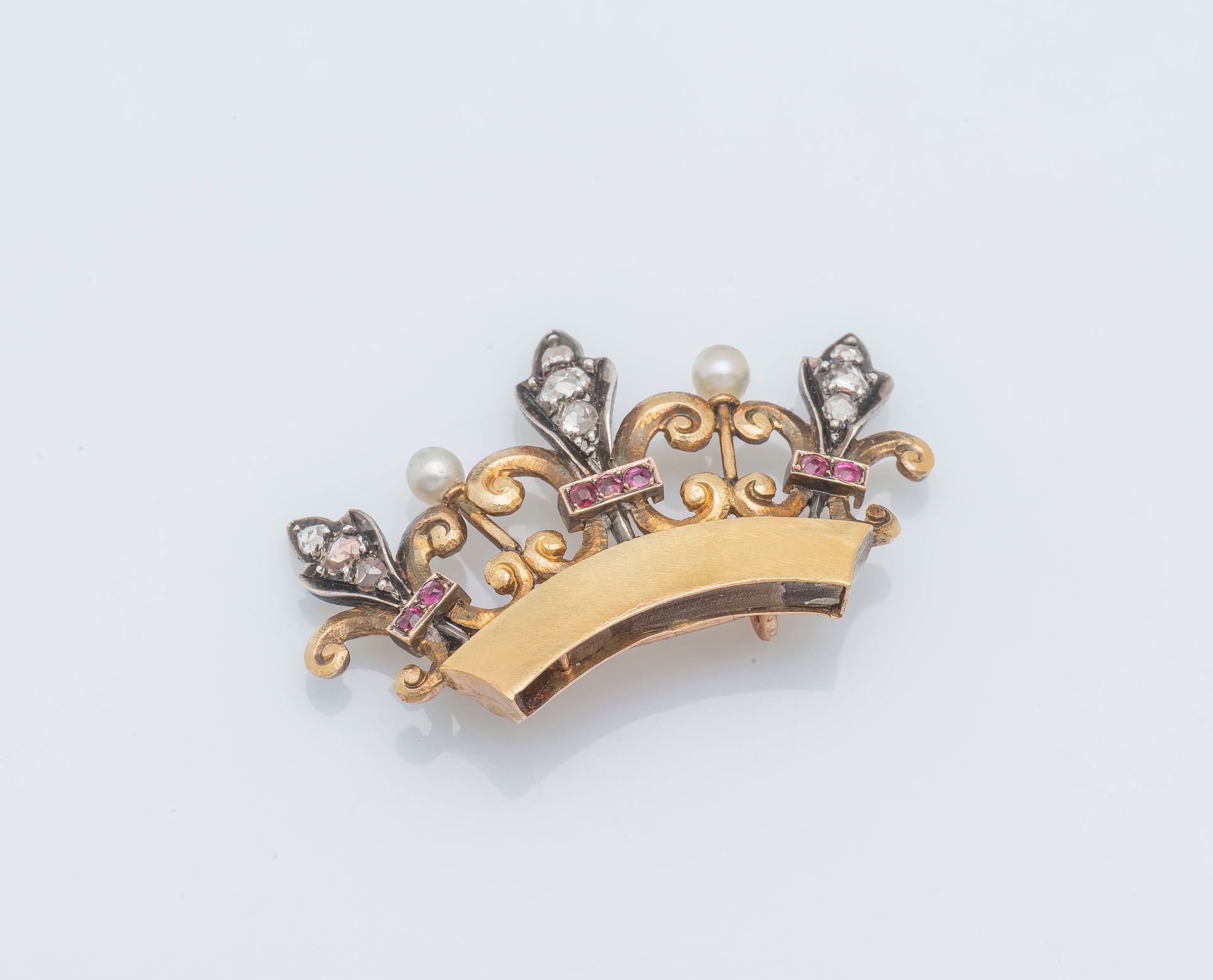 Null 一枚18K黄金(750‰)皇冠胸针，上面镶嵌着三朵玫瑰式切割钻石和红宝石的百合花，并与珍珠交替。法国作品，难以辨认的金匠标记。

宽度 : 4 cm &hellip;