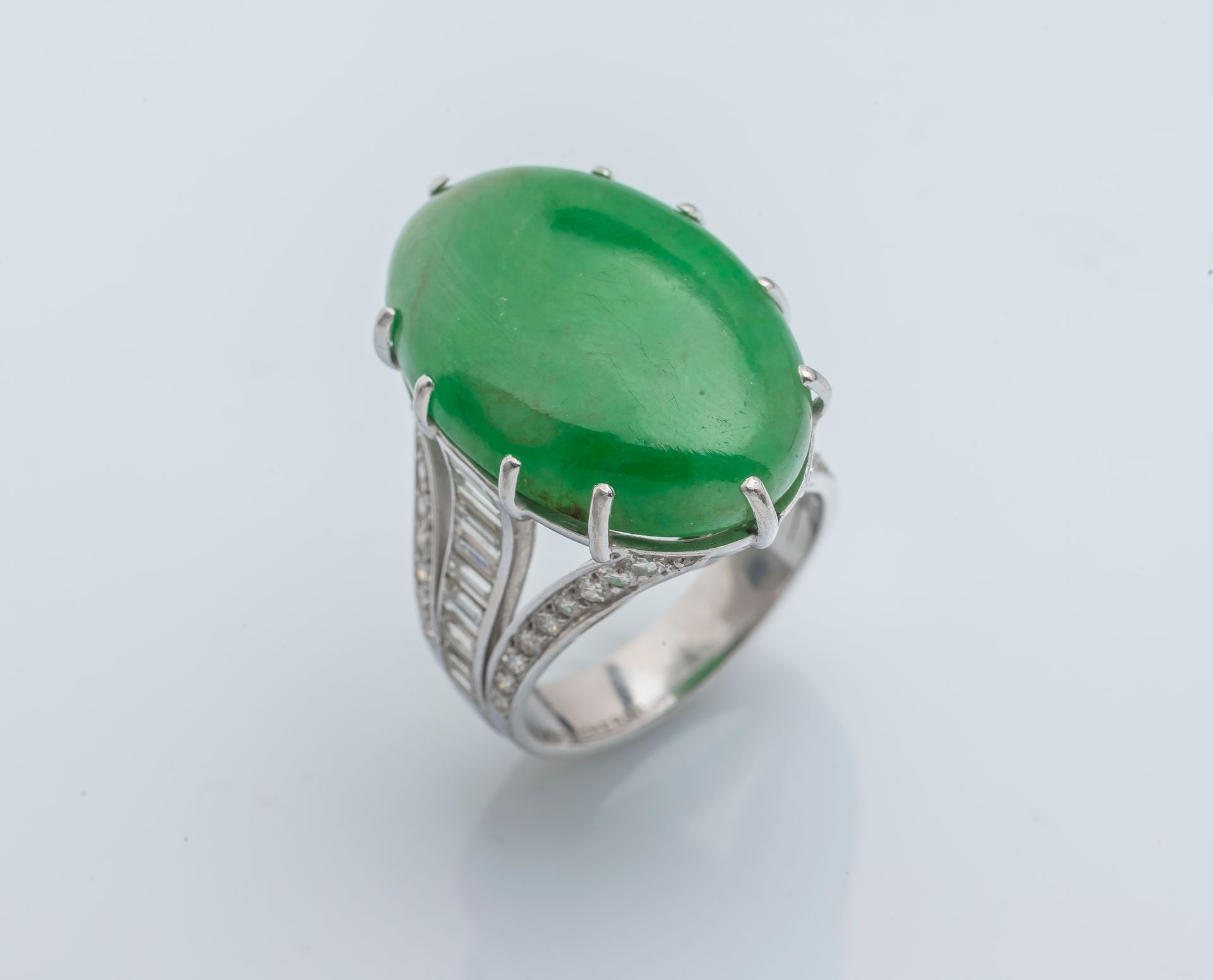 MONTURE BOUCHERON Important platinum ring (950 ‰) set with an oval jade cabochon&hellip;
