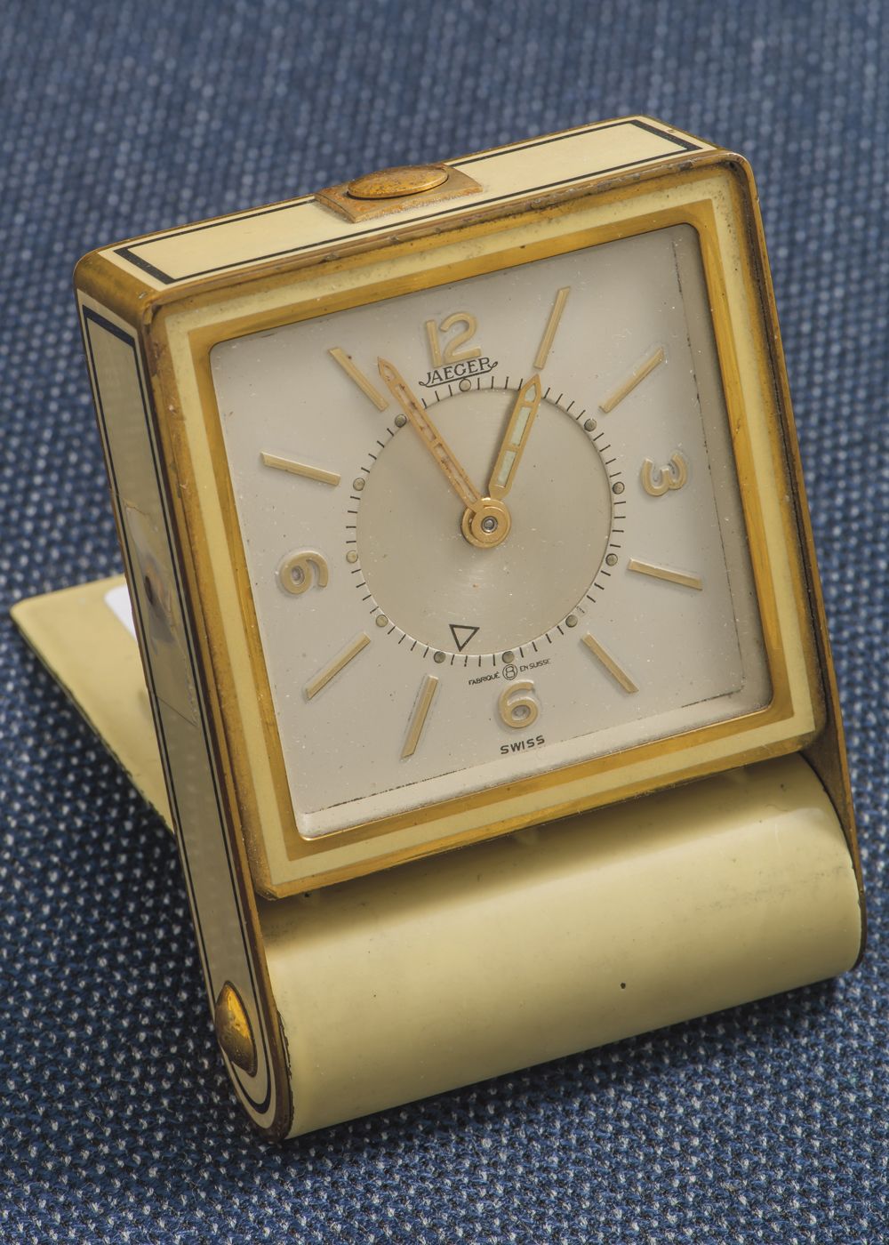 JAEGER, vers 1950 Square Memovox travel alarm clock in gilt metal and cream lacq&hellip;