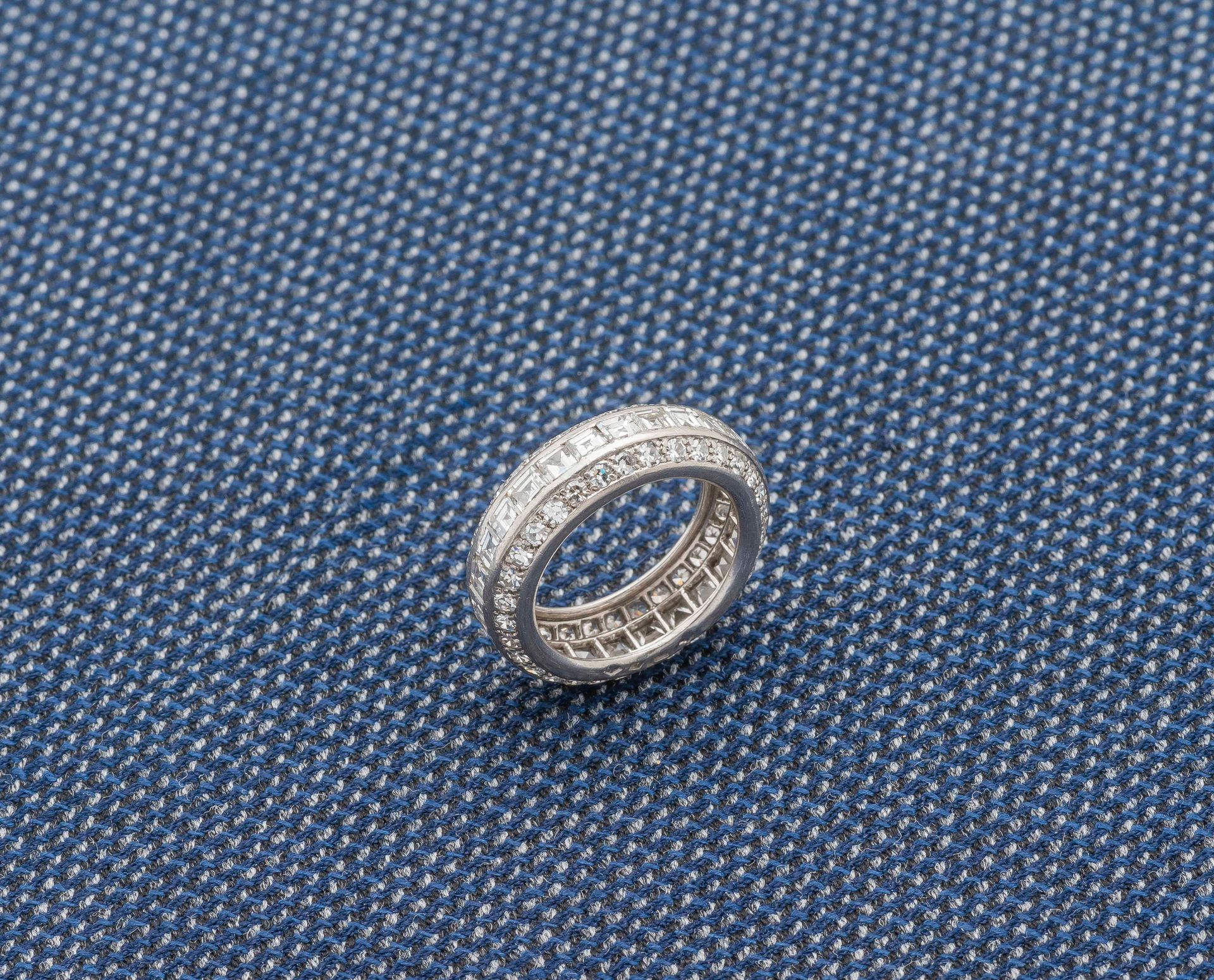 Null 铂金婚戒（950‰）在两排16/16的钻石之间镶嵌了一排校准的钻石。法国作品，难以辨认的金匠标记。约1930年。

手指大小：51（无法切割） 总重量&hellip;
