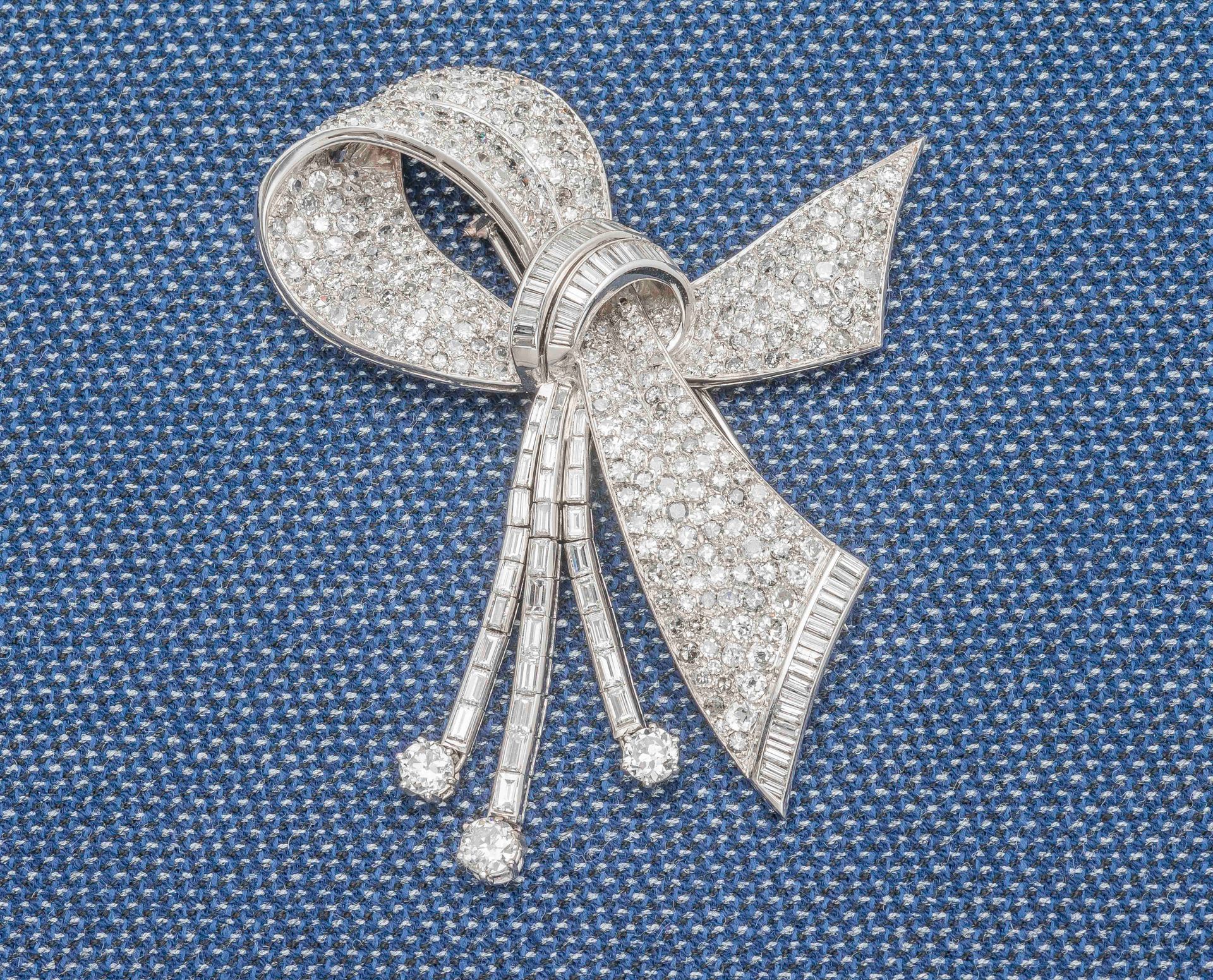 Null Important platinum (950 ‰) and 18-carat (750 ‰) white gold bow brooch entir&hellip;