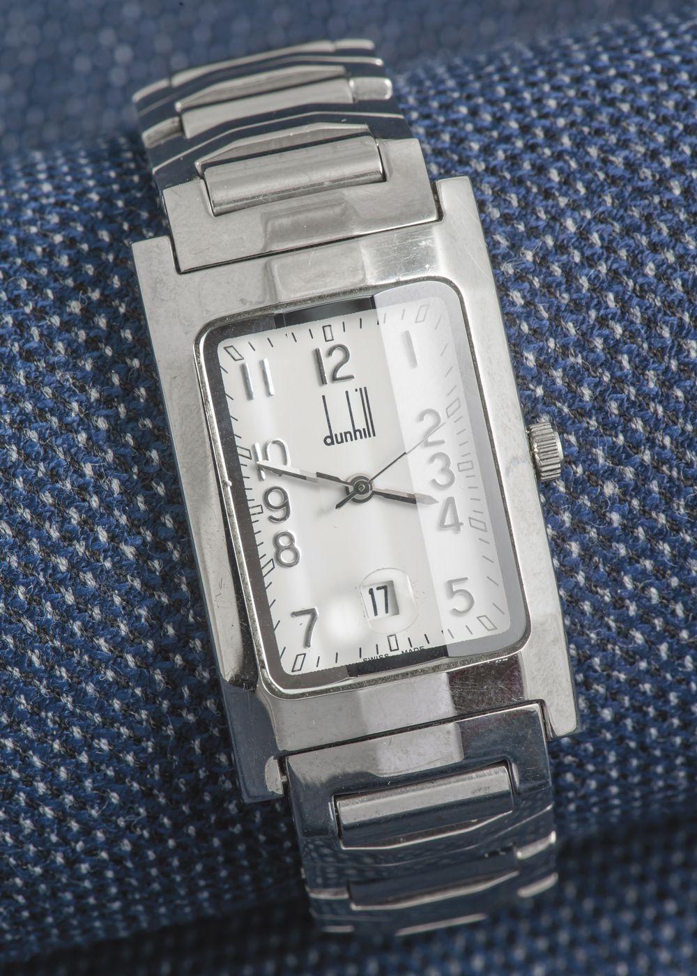 DUNHILL Dunhillion Facet型号的手表，长方形曲线表壳，银色（925千分之一）镀白金，螺旋式表背（有签名和编号）。白色表盘上有应用阿拉伯数字&hellip;
