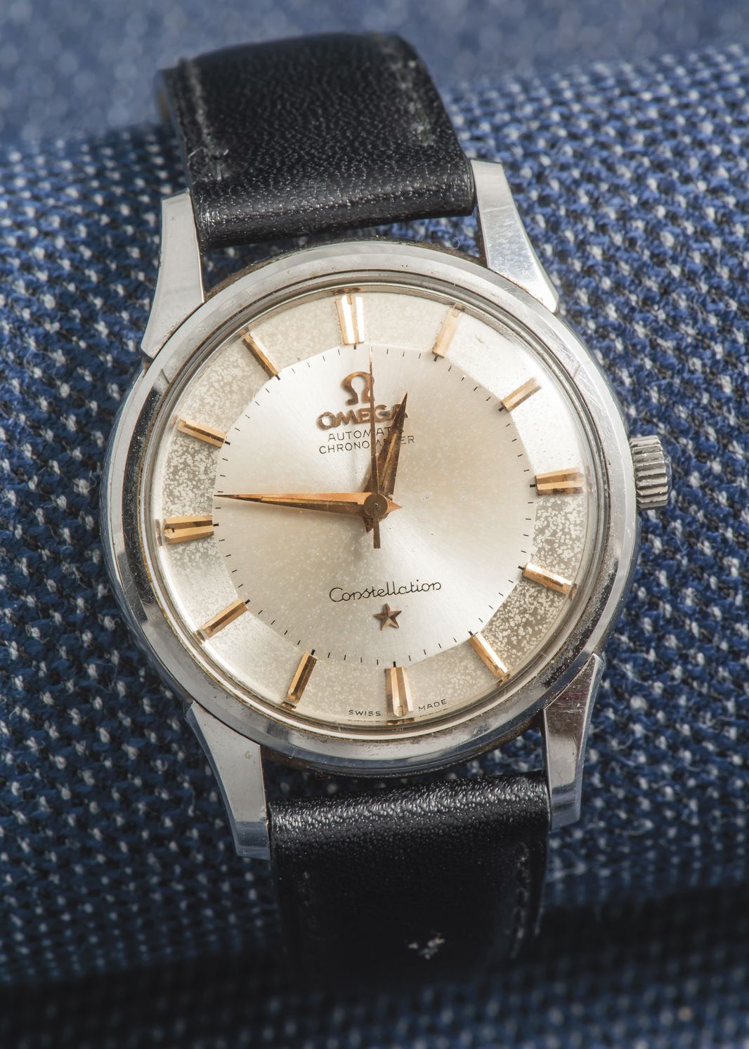 OMEGA, vers 1960 经典的Constellation型号手表，圆形钢制表壳，带有风格化的牛角把手，螺旋式表背上有天文台的标志。银色表盘，太妃糖指针&hellip;