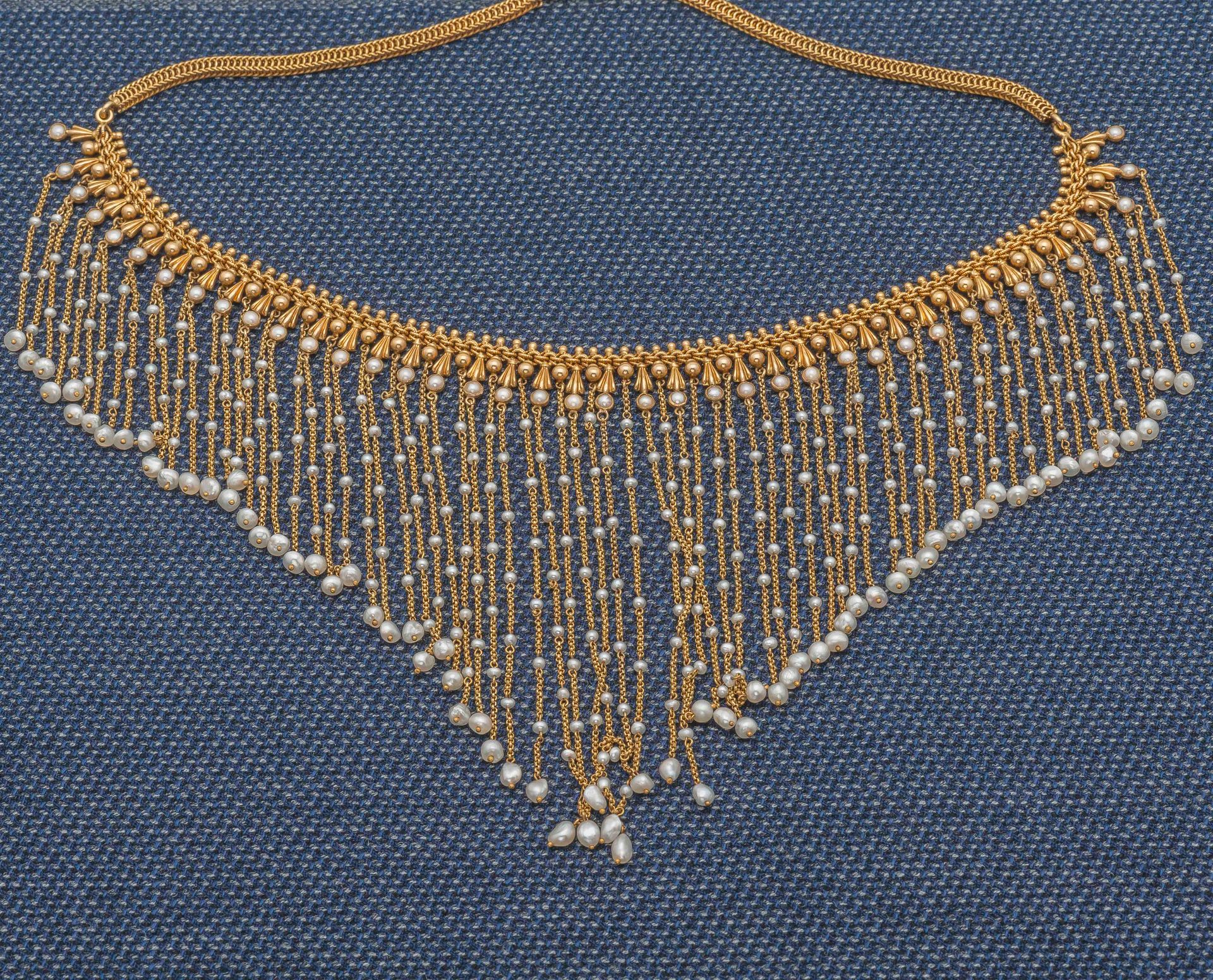 Null 18K黄金(750‰)帷幕项链，链子的中央部分有凹凸不平的珍珠装饰，托着一连串的落下的链子，上面装饰着小珍珠。19世纪末，20世纪初。

颈部尺寸：3&hellip;