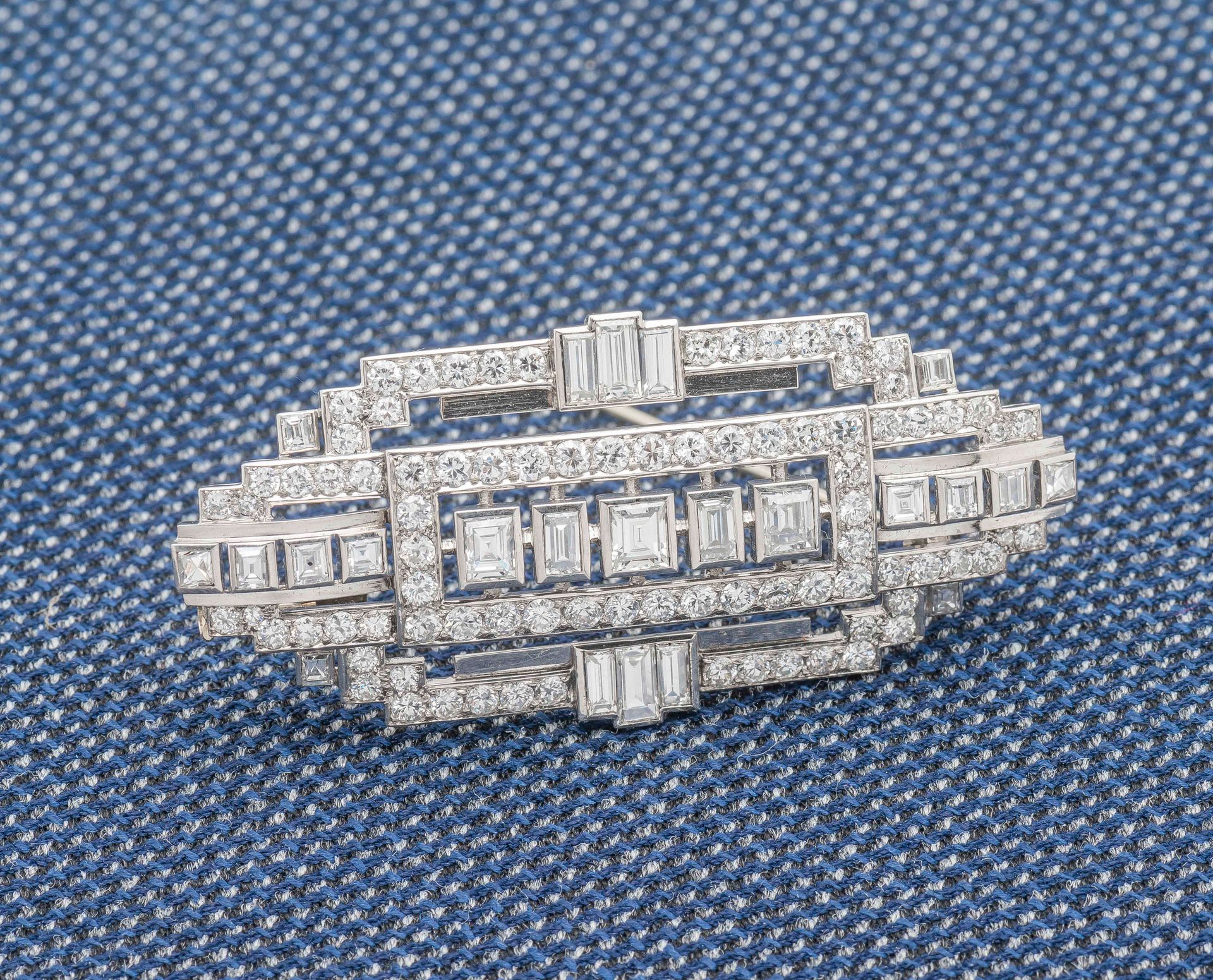 Null An 18K (750 ‰) white gold and platinum (950 ‰) plate brooch with a geometri&hellip;