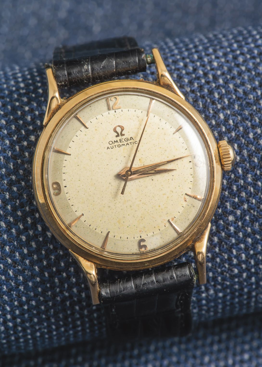 OMEGA, vers 1950 18K黄金（千分之七十五）的经典腕表，圆形表壳，底部有Bassine clippé（签名和编号），手柄为牛角。泛黄的银色表盘上&hellip;
