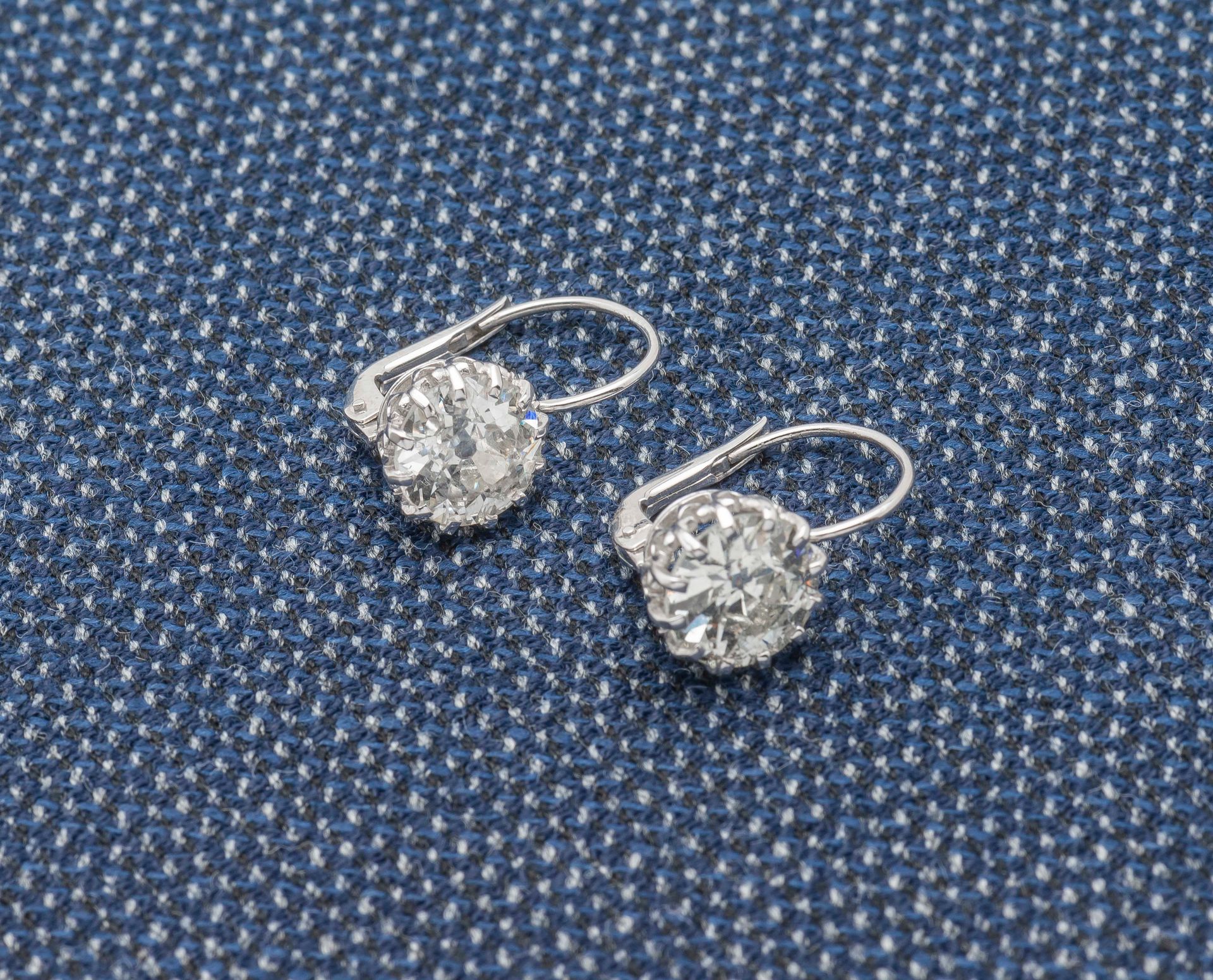 Null Paire de dormeuses en or gris 18 carats (750 ‰) ornées d’un diamant de tail&hellip;