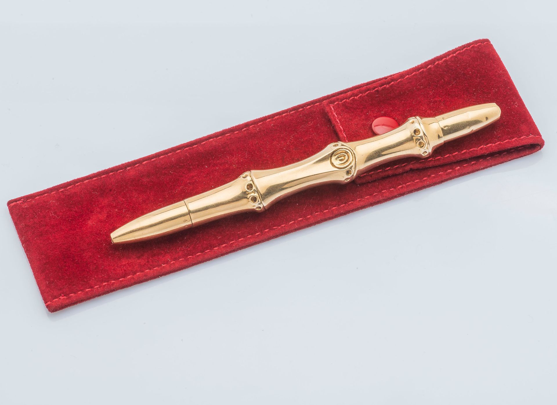 CARTIER par Pierre LEFEVRE vers 1950 一支18K黄金（750‰）的可伸缩竹子模型笔，带有自然主义装饰。有签名，有印记，有编号&hellip;