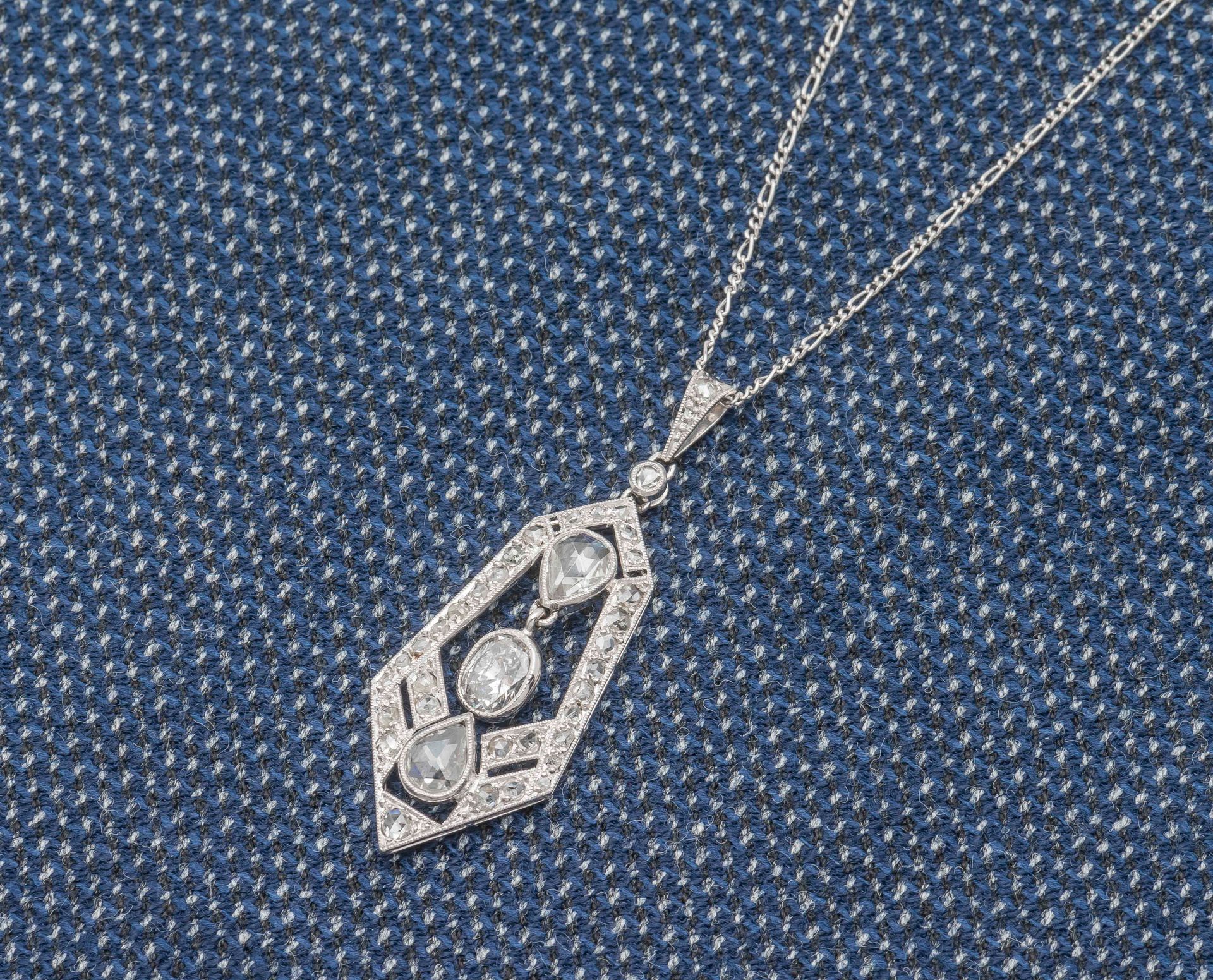 Null 铂金（950‰）链条和吊坠绘制了一个镂空点，镶嵌了两颗重约0.20克拉的梨形钻石和一颗重约0.50克拉的椭圆形钻石的流苏。1910年左右的法国作品。
&hellip;