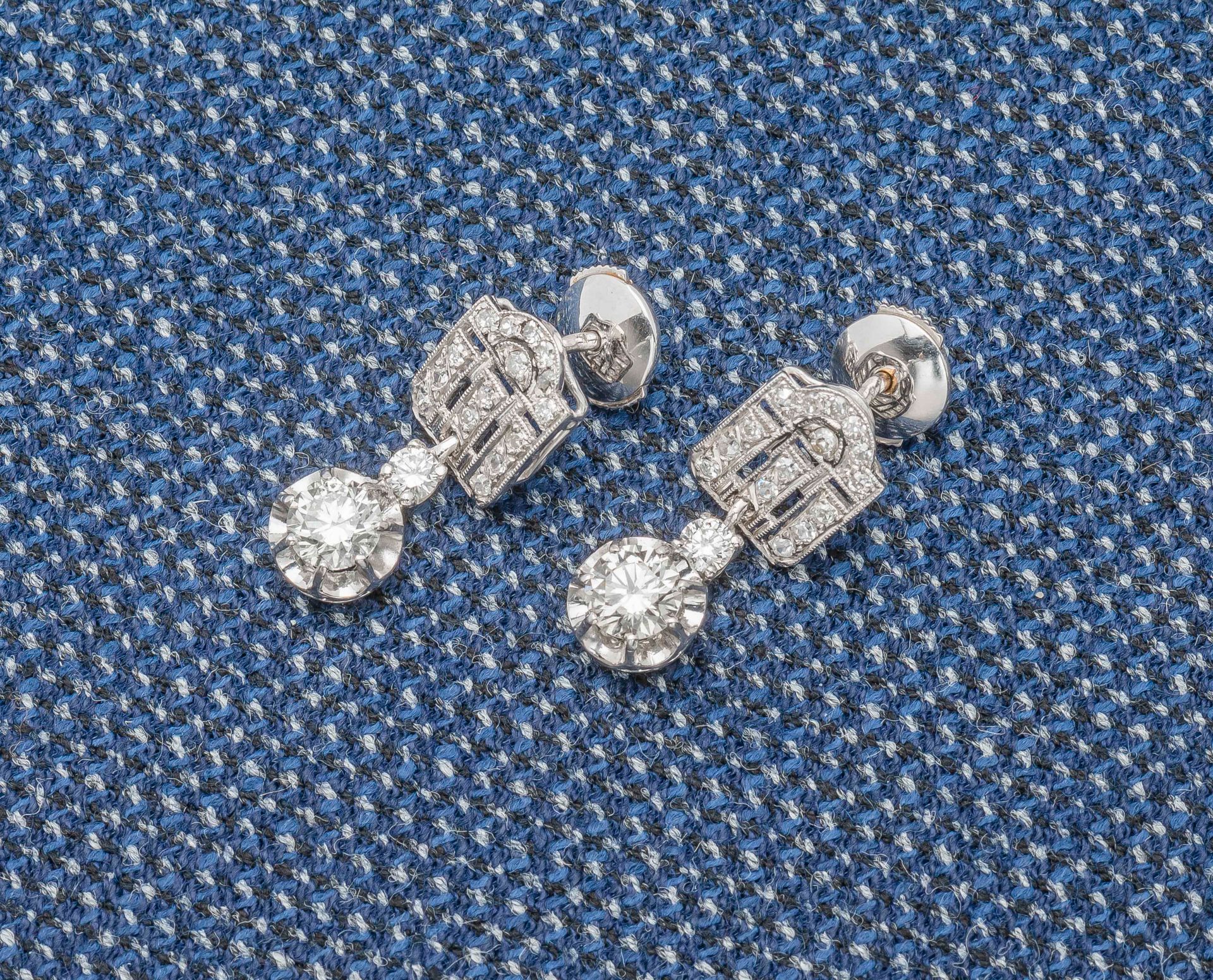 Null 一对铂金（950 ‰）耳坠，耳钉设计了一个镂空板，上面镶嵌了8/8的钻石，上面有两颗明亮式切割的钻石作为吊坠，较大的一颗大约有0.45克拉。18克拉(&hellip;