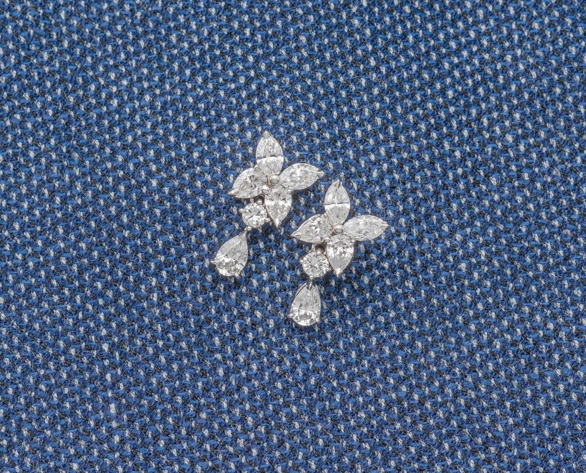 Null 一对18克拉（750‰）白金耳环，按钮上画着一只蝴蝶，由两颗脐带钻石和两颗梨形切割钻石组成，共重1克拉，流苏上有一颗圆钻和一颗梨形切割钻石，约重0.4&hellip;