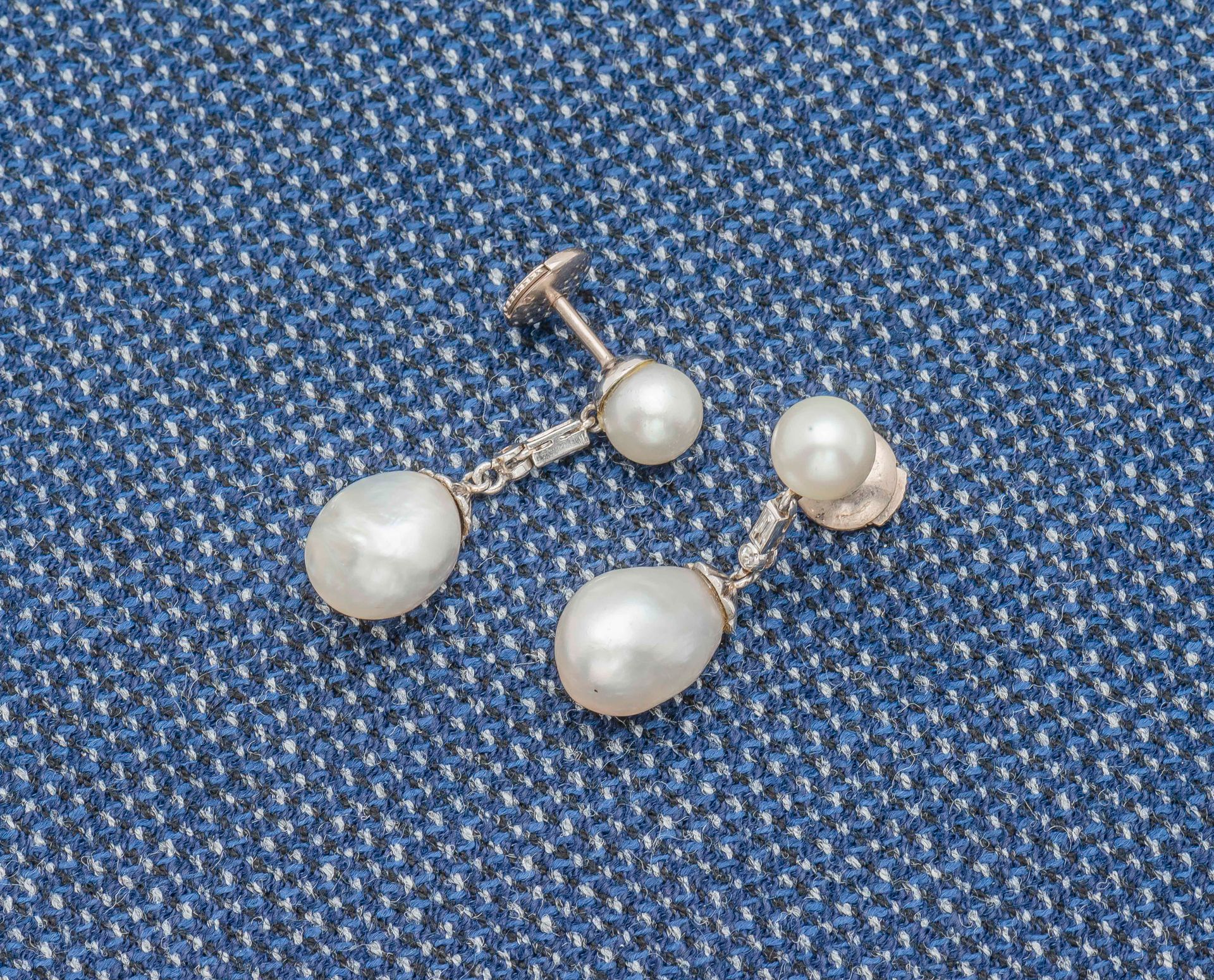 Null 
一对铂金（950‰）和18K金耳环，每只耳环上都有一颗圆形的珍珠，托着一颗可能是精美的巴洛克式水滴珍珠，中间穿插着两颗钻石，一颗是长方形的，另一颗是&hellip;