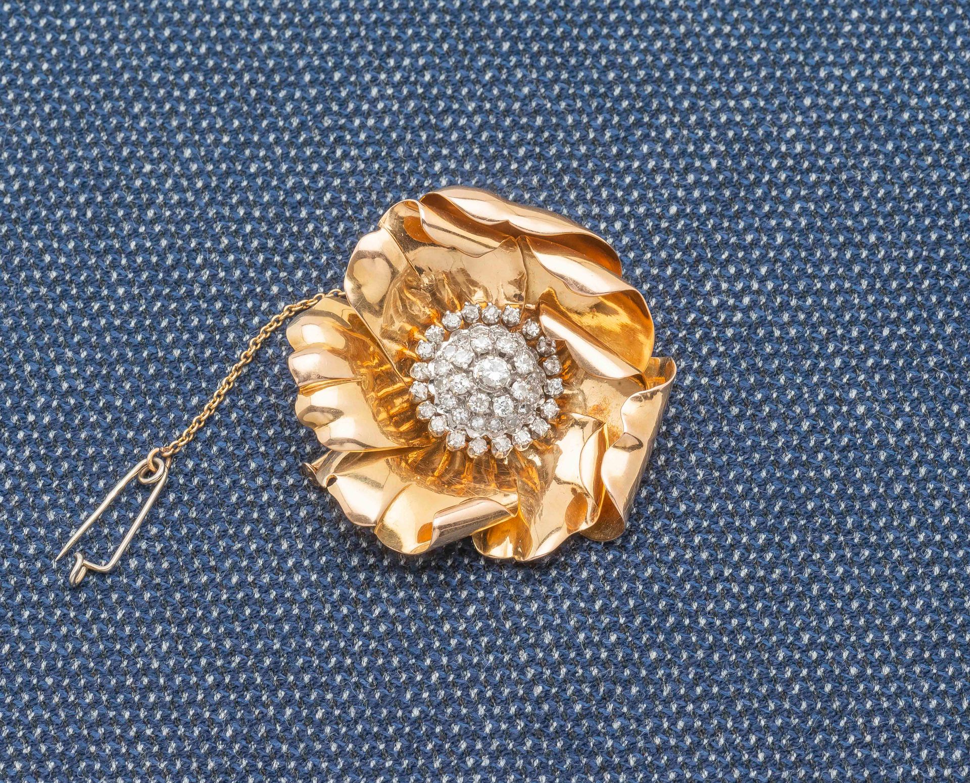 Null 18K黄金（750‰）花形胸针，花蕊画出镶嵌明亮式切割钻石的玫瑰花环，花瓣画出涡旋。

直径：4厘米 毛重：23克