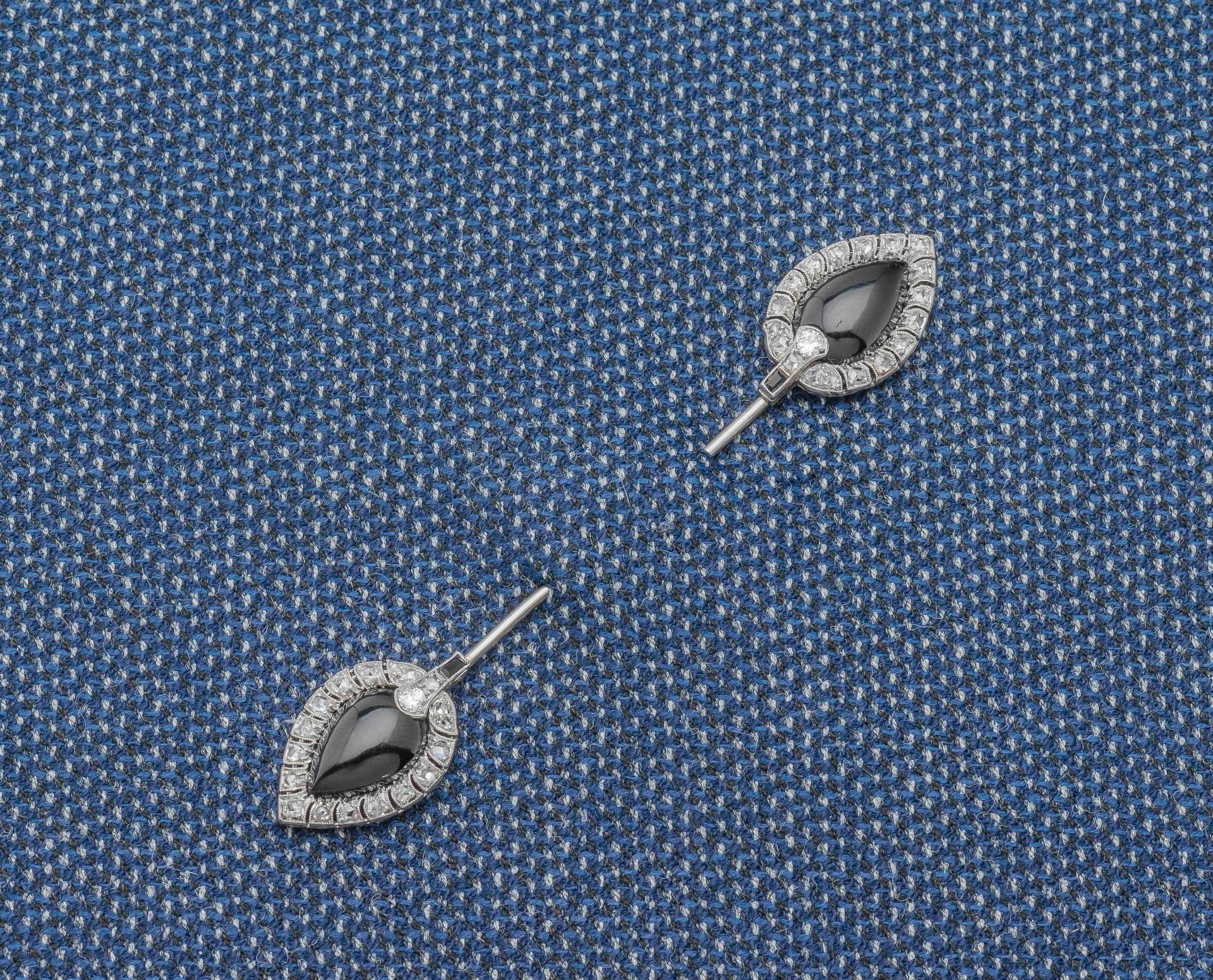 Null 
铂金（950‰）和18K（750千分之一）金针，梨形的两端各镶嵌了一个玛瑙水滴，周围是玫瑰式切割钻石。




长度：8,5 cm 毛重：7,1 g