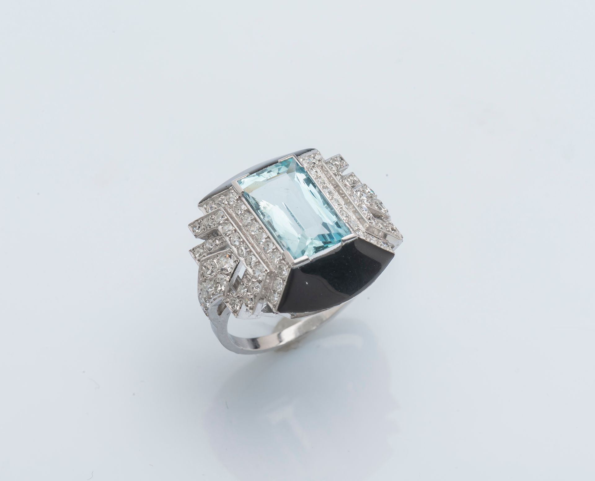 Henri DUBRET (1872-1947) 一枚铂金戒指(950‰)，圆弧形表圈镶嵌着一颗约3.2克拉的长方形海蓝宝石，肩部是镶嵌着8/8钻石的几何图案和&hellip;